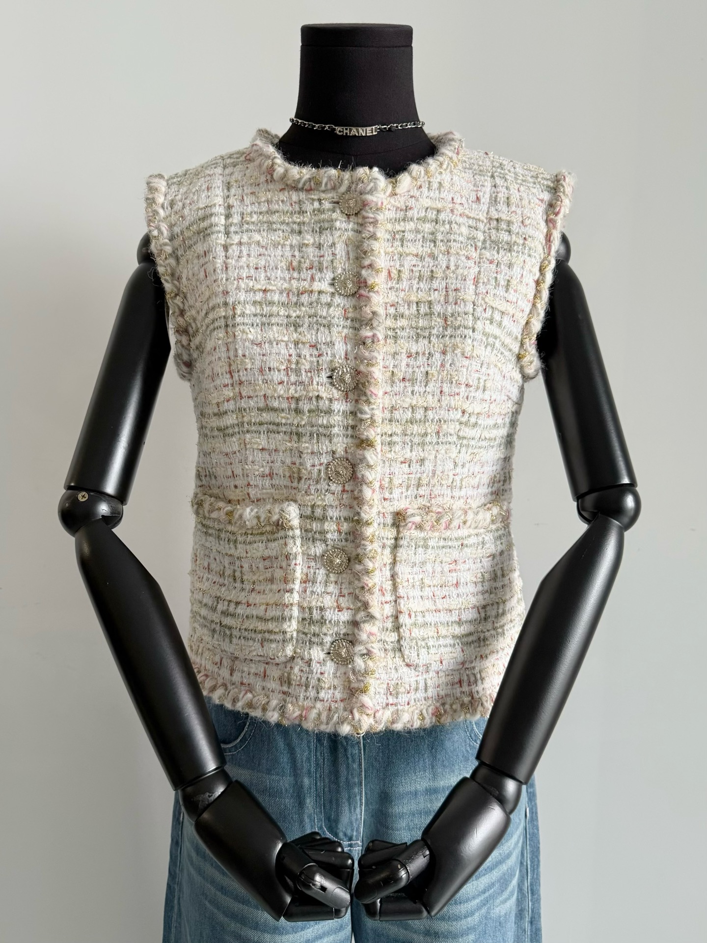 NO:483612,This year's tweed series are more lovely than the other. The handicraft workshop produces gentle and elegant heavy industry vests. We insist on buying yb to make them without any ambiguity!! The saturation of the fabric is very high-end. Dozens of wool fabrics + auxiliary materials weaving purely hand-sewn three-dimensional webbing, including this year's brand new hardware buckles and waist-hugging styles, which really make people don't want to take off their upper body. What you see is what you get collection-level items.,,alexander wang19860909今年的粗花呢系列一个比一个爱 手工坊出品温柔优雅重工马甲 坚持买入yb制作不含糊 !! 看得到面料的饱和度是非常高级的 数十种羊毛面料+辅料的编织 纯手工缝制立体织带 包括今年全新的五金扣和偏收腰的版型 真正让人上身就不想脱 所见即所得收藏级别单品.,,alexander wang,Women's clothing