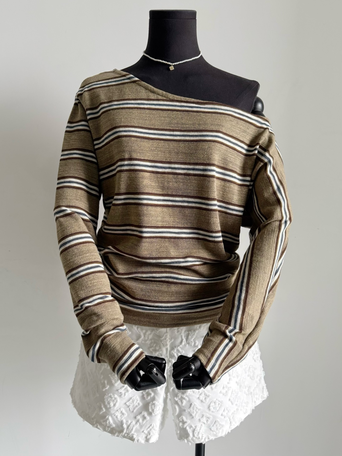 NO:485341,ODTD is so beautiful early autumn ~~ I bought a lot of private clothes for you. The logo is even more lazy and expensive. This thin knitted striped shirt is enough to make you feel over summer. The off-shoulder design just shows off your collarbone. The side pleated waist is tight, and the hardware logo on the hem is not enough to pick out any unnecessary design. Both colors are reserved, and it feels safe to wear. Alexander wang19860909ODTD早秋美得不像话 ~~ 买入了不少私服都给你们出 无logo更显慵懒矜贵 这件轻薄针织条纹小衫 足以让你轻松过度夏天的尾巴. 斜肩设计恰到好处露锁骨 侧面褶皱收腰,下摆五金小logo 完全挑不出一点多余设计 两个颜色都自留,换着穿安全感十足,,alexander wang,Women's clothing