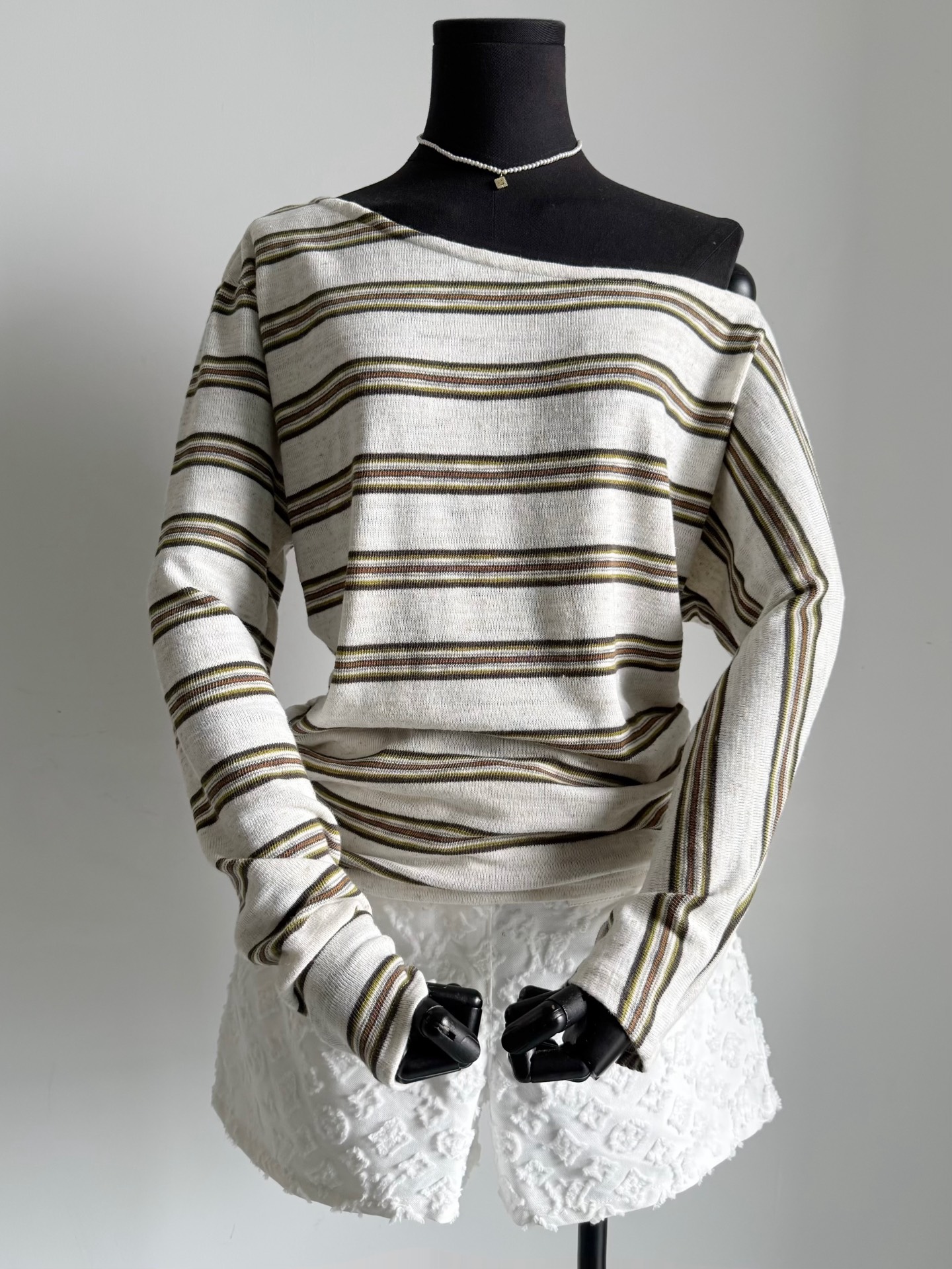 NO:485351,ODTD is so beautiful early autumn ~~ I bought a lot of private clothes for you. The logo is even more lazy and expensive. This thin knitted striped shirt is enough to make you feel over summer. The off-shoulder design just shows off your collarbone. The side pleated waist is tight, and the hardware logo on the hem is not enough to pick out any unnecessary design. Both colors are reserved, and it feels safe to wear. Alexander wang19860909ODTD早秋美得不像话 ~~ 买入了不少私服都给你们出 无logo更显慵懒矜贵 这件轻薄针织条纹小衫 足以让你轻松过度夏天的尾巴. 斜肩设计恰到好处露锁骨 侧面褶皱收腰,下摆五金小logo 完全挑不出一点多余设计 两个颜色都自留,换着穿安全感十足,,alexander wang,Women's clothing