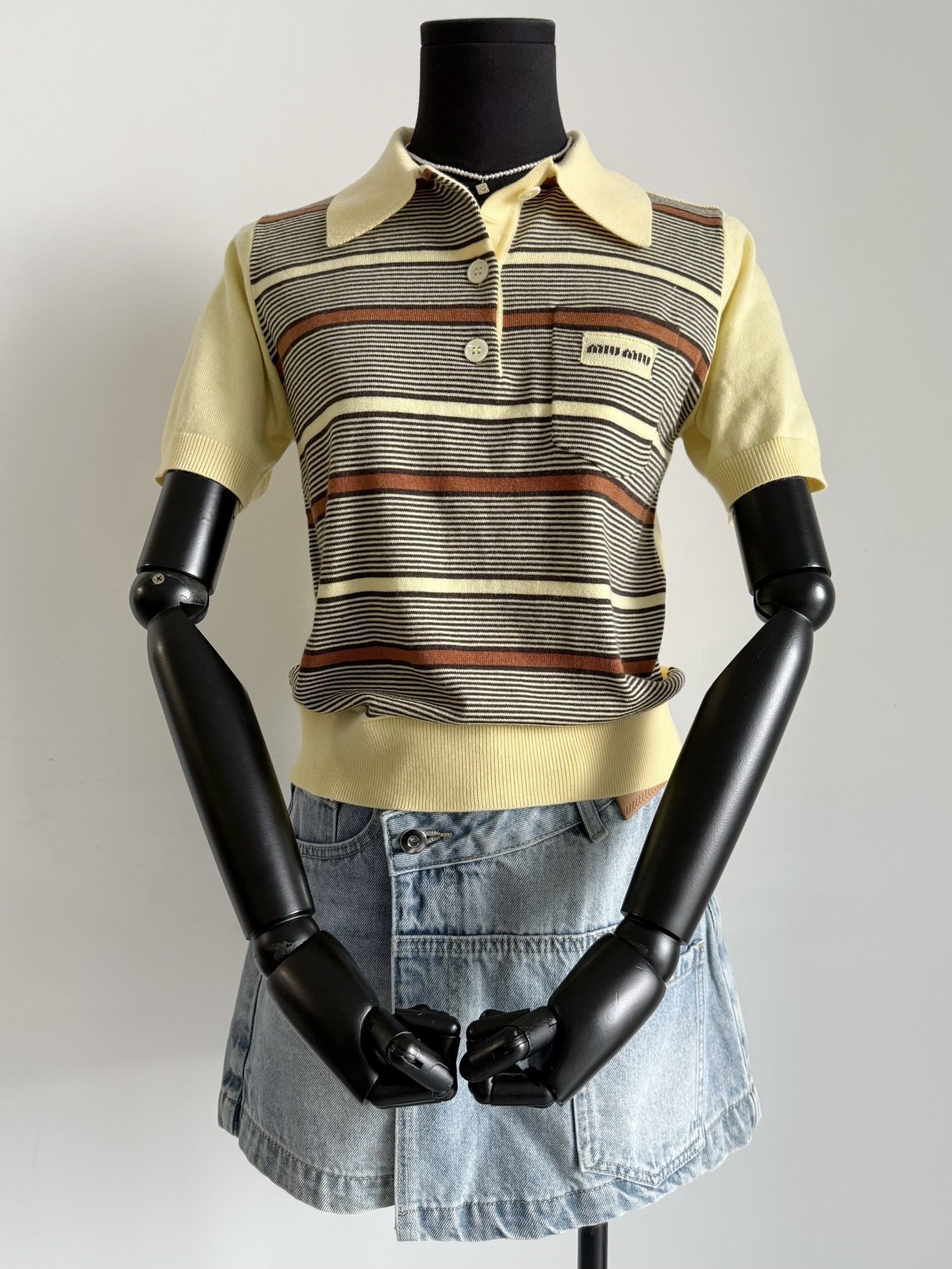 NO:481538,FW autumn and winter new color matching is so beautiful!! Small logo jacquard logo yellow knitted short sleeves, retro fashionable and full of elastic wool wool, soft and skin-friendly, striped contrasting colors and webbing shoulder pads, a piece of knit that infinitely beautifies the head and shoulder ratio. It is no exaggeration to say that there is surprise on the upper body. Recommend old customers to close their eyes, T-shirt, alexander wang19860909fw秋冬新款配色太好看了 !! 小徽标提花logo黄色针织短袖 复古时髦感拉满 富有弹力的绵羊毛毛料柔软亲肤 条纹撞色加织带垫肩 无限美化头肩比的一件针织 毫不夸张地说上身有惊喜 推荐老顾客闭眼收,,T-shirt,alexander wang,Women's clothing