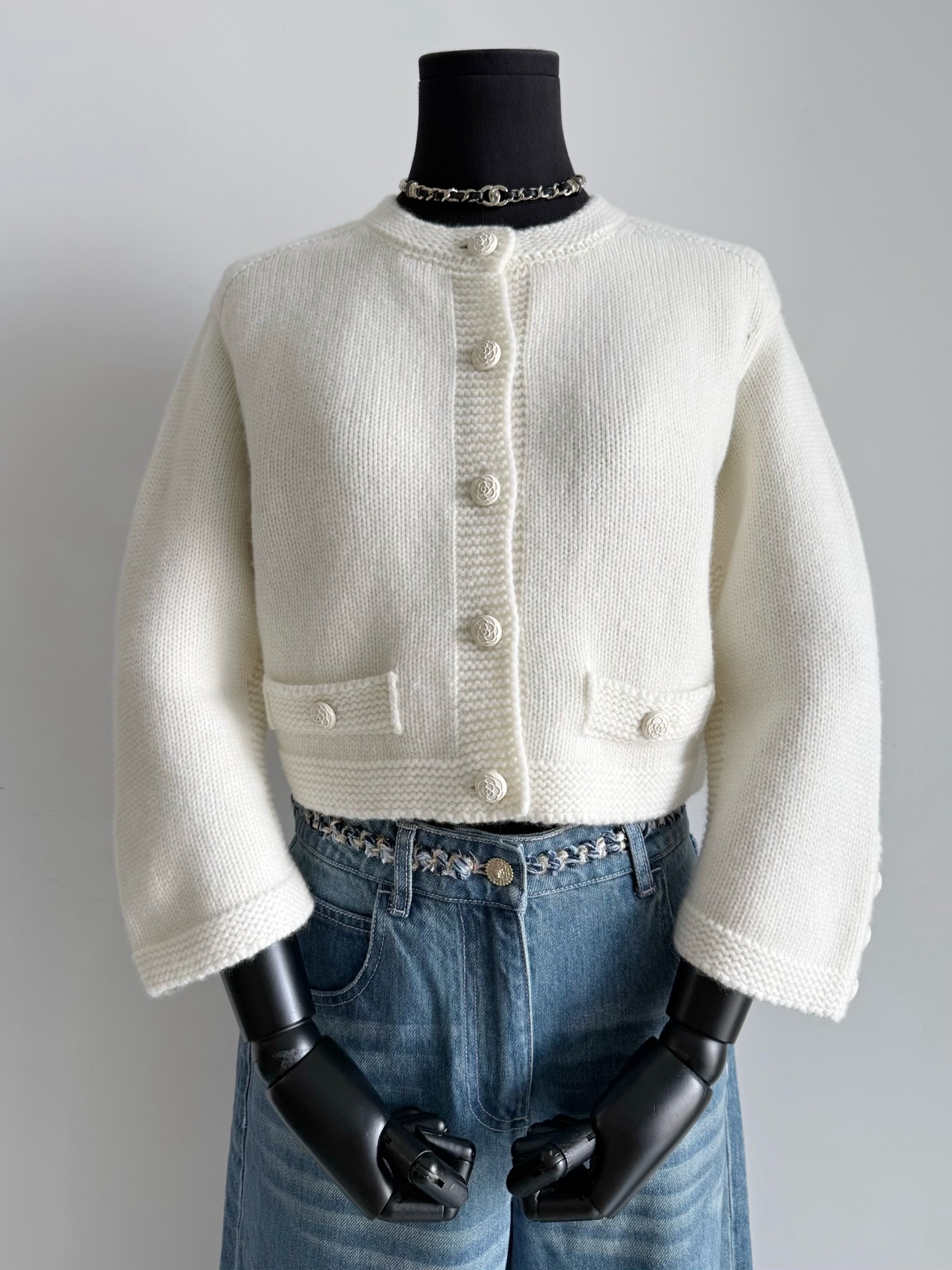 NO:494464,A small jacket that can't be wrong with buying blindly. Minimalist white moonlight ceiling. ~~ There are too many uneven versions on the market. Many of them are 'extended version' sleeves to pay attention to the difference. Observe the elegant style of the seven-quarter sleeves. The upper body is more elegant and not picky. Customized rice and apricot color wool wool is soft and delicate. The skin is not ripped with meat. The color saturation is just right. A daily fragrance that is very difficult to buy in the cabinet. Jackets & coats, alexander wang19860909A盲买不出错的一件小外套 极简白月光天花板 ~~ 市面参差不齐的版本太多 好多都是“加长版”袖子注意区别. 认准七分袖优雅版型 上身更加优雅不挑人 定制米杏色羊毛毛料软糯细腻 亲肤不扎肉,颜色饱和度刚刚好 柜子超难买的一件日常香,,jackets & coats,alexander wang,Women's clothing