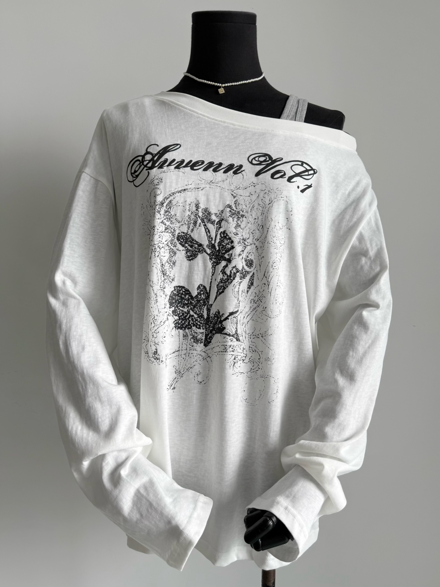 NO:502477,Wearing all kinds of da brand designs, this niche two-piece suit really touched my heart ~ AVVENN enters the autumn new off-shoulder base shirt + vest. Buy two items at one price. You can also wear them separately. What you see is what you get. The off-shoulder thin shirt can be used as sun protection. The gray vest delivered inside. The side folds are also very fashionable to wear directly. The two pieces are stress-free and blindly collected. Alexander wang19860909穿腻了各类da牌设计 这种小众两件套真的入我心坎上了 ~ AVVENN入秋新款斜肩打底衫+背心 一个价格购入两件单品 还能分开单穿,所见即所得 斜肩轻薄罩衫可当防晒 内里配送的灰色背心 侧面褶皱直接穿也很时髦 两件制作起来无压力,盲收吧,,alexander wang,Women's clothing