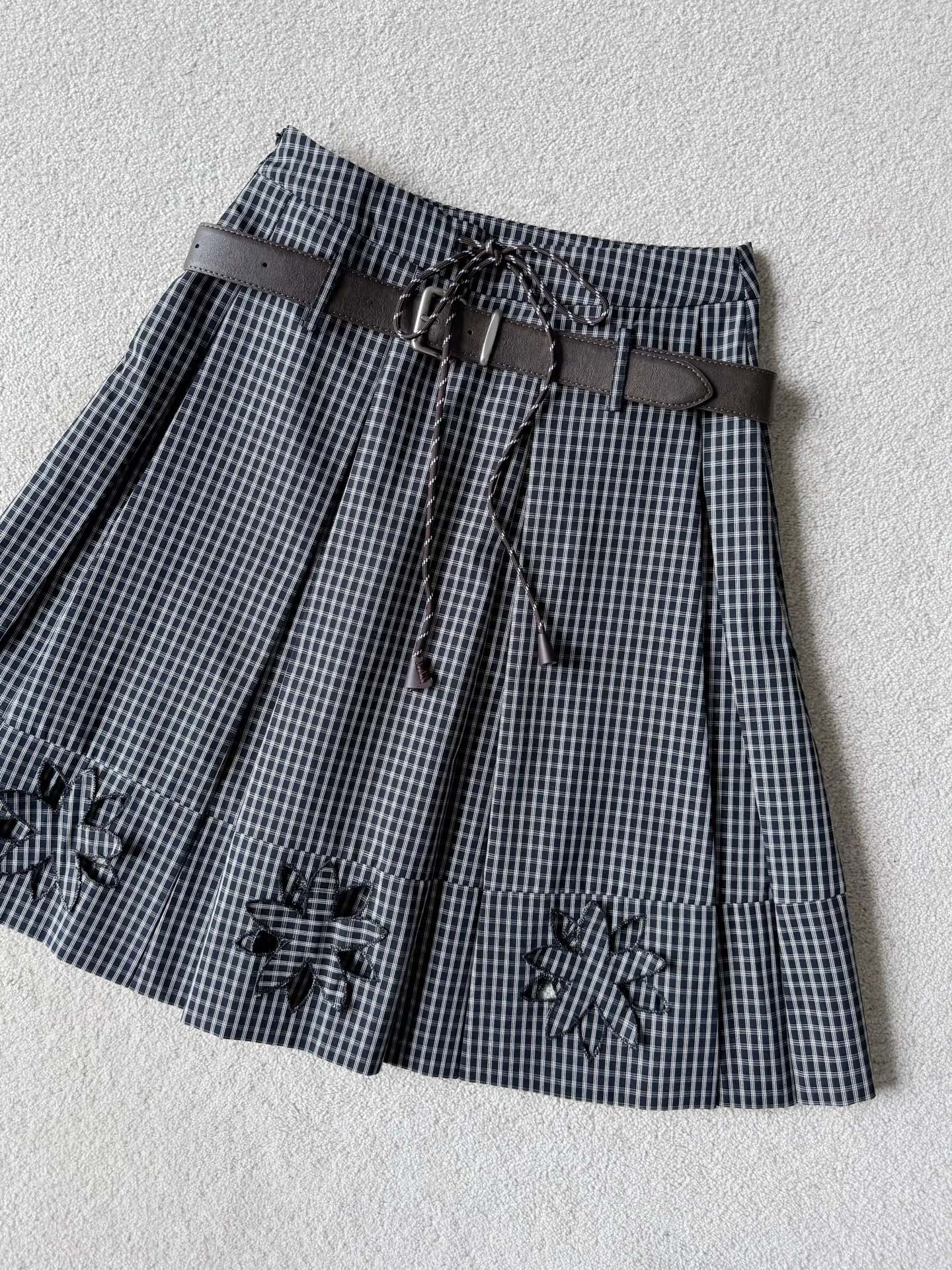 NO:502483,You will know how difficult this one is to sell. You can buy a brand-like feel at a real good price!! Customized high-quality plaid fabric, three-dimensional and upright. Hem imported machine hollow tailoring + embroidery. Seven-point length makes you look slim and fashionable. A top that can be matched is even more unlimited. High-quality belts are A and cool, and top-quality skirts that are not easy to wear, skirts, alexander wang19860909逛买手店就知道这件多难卖 实实在在的好价格买条da牌感 !! 定制高品质格纹面料,立体挺拔 下摆进口机器镂空剪裁+刺绣 七分长度显瘦又洋气 可以搭配的上衣更加不设限 配送高品质腰带 又A又飒,不易撞衫的顶级半裙,,skirts,alexander wang,Women's clothing