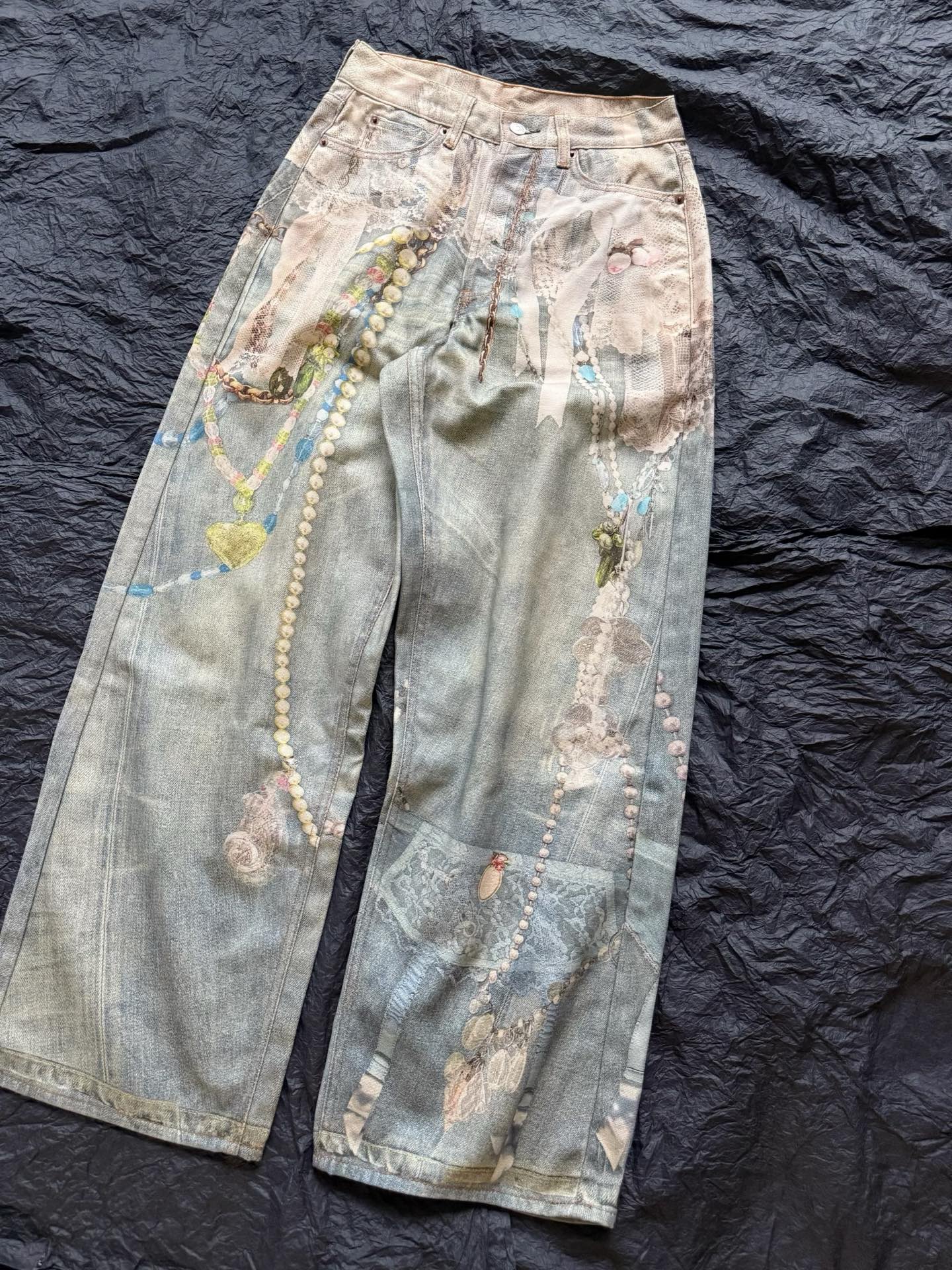 NO:544791,Acne is really popular, too many versions. Please open your eyes and pay attention to discernment!! I will definitely take real photos of my home without taking detours in one step. Italian imported twill denim cotton is crisp and stylish and breathable enough. The imported machine clearly prints to restore the essence. Pearls and chains are all positioned to the flowers. The saturation of the color is also adjusted many times. It is truly comparable to pressure-free. Acne studios, alexander wang19860909Acne是真的火了版本太多了 各位睁大双眼注意辨别 !! 认准我家实拍不走弯路一步到位 意大利进口斜纹牛仔棉 挺括有型也足够透气 进口机器清晰印花还原精髓 珍珠,链条全部都是定位对花 包括色泽的饱和度也是对调多次 真正做到了媲美无压力,,acne studios,alexander wang,Women's clothing