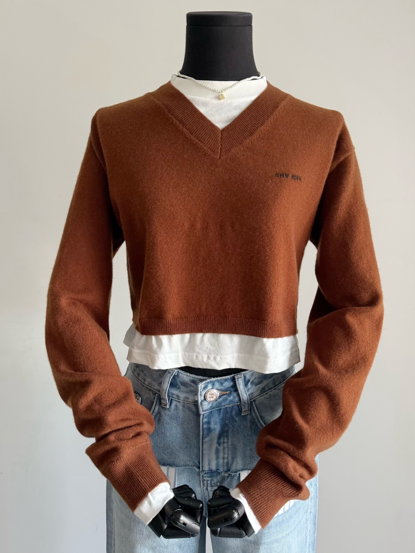 NO:499134,I can't help but expect the cooling. Fashionable people are starting to stock up on autumn clothes!! Miu25fw, a piece full of autumn and winter atmosphere. Who doesn't like fake two-piece design? Definitely weaving and dyeing red-brown cashmere wool, splicing pure cotton white base, one piece can be layered, saving time and worry-free. Long-sleeved short styles beautify the body proportions. Don't use ps for long legs, miumiu, alexander wang19860909已经忍不住期待降温 时髦精开始囤秋装啦 !! miu25fw充满秋冬氛围的一件 假两件设计谁不爱呢 定织定染红棕色羊绒毛料 拼接纯棉质白色打底 一件搞定叠穿,省时省心 长袖短款美化身材比例 大长腿都不用ps啦,,miumiu,alexander wang,Women's clothing