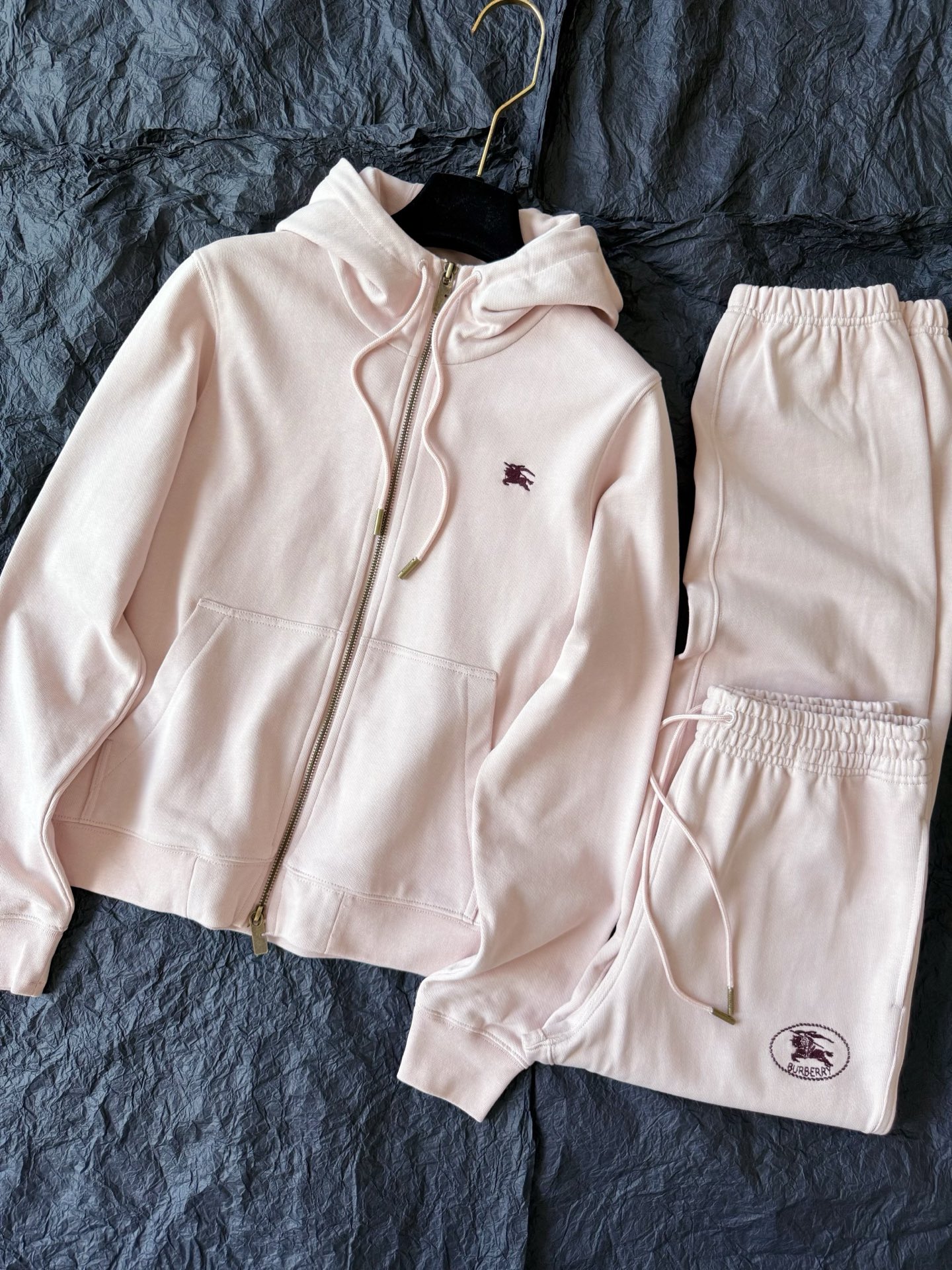 NO:499143,This year, VIP limited edition is my favorite pink color. The color tone of the cabinet is gentle and simple, which is very suitable for daily life. The light pink coil fabric that is dyed in the tank, including the tone of my threads, is easy to beat the market version. The fine embroidered war horse logo. The feeling of the letters is not full is the design. The whole set is sold in groups, and it is recommended to collect them together, alexander wang19860909今年vip限定就中意这套粉色 柜子一眼爱上的色调 温柔极简,太适合日常了 包缸定染的淡粉色线圈面料 包括我家螺纹的色调 都是轻松吊打市面版本的. 精细刺绣战马logo 字母不饱满的感觉是设计哦 整套分开始出售,更推荐一起收,,alexander wang,Women's clothing