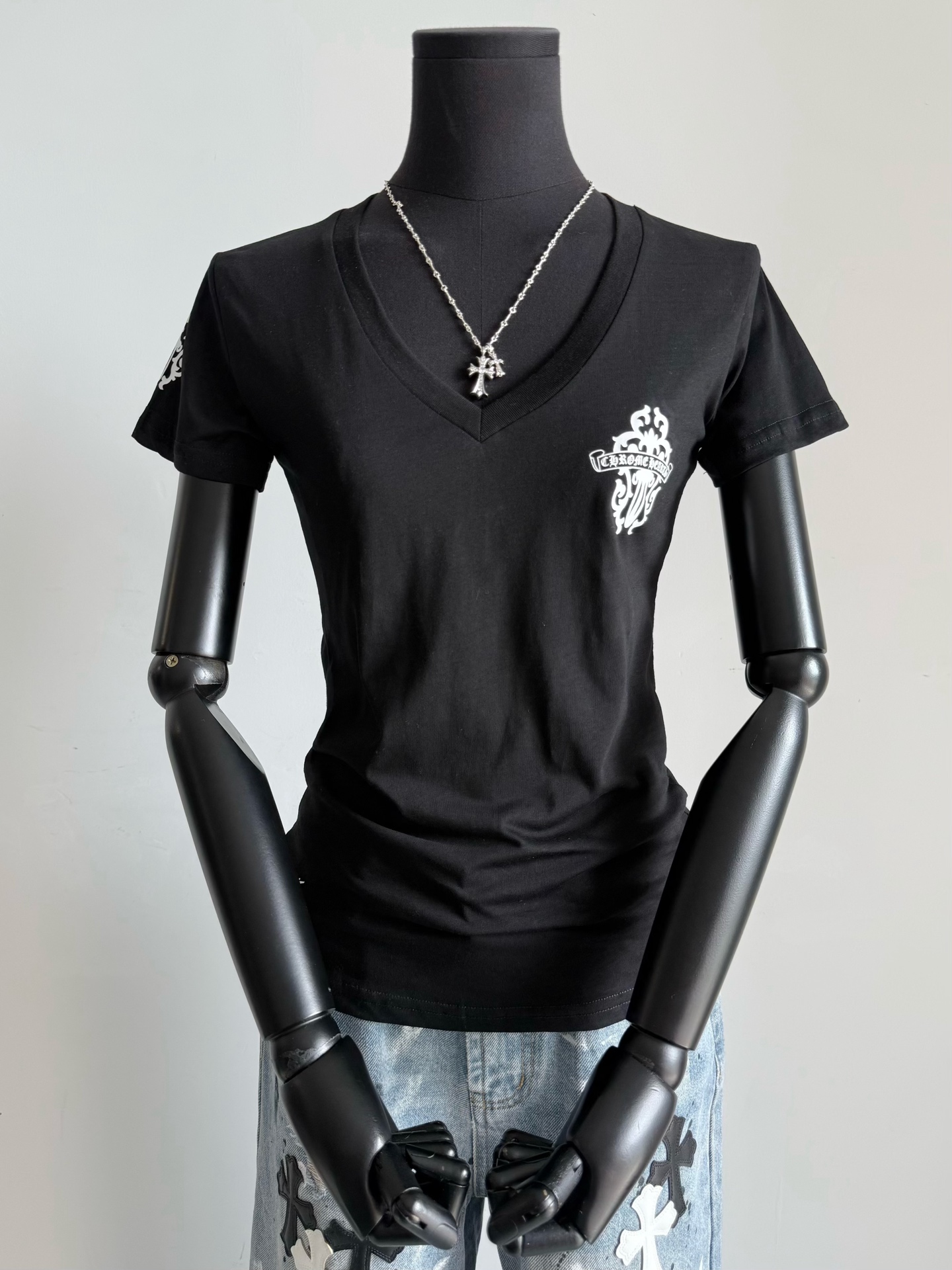 NO:502499,V-neck series has been shipped stably. Please search for the keyword 'Style 1-7' and see the picture directly. New pattern spine sword Sanskrit print. This model is more slim and fashionable!! Basic black is very suitable for daily life. It is a style that will not be worn for three to five years. You can stock up on a V-neck series. A must-have for fashionable wardrobe, and it feels safe to wear., alexander wang19860909V领系列一直都稳定出货中 各位搜关键字“款式1-7”直接看图 新图案脊柱宝剑梵文印花 这款视觉上更加显瘦又时髦 !! 基础黑很适合日常 是三五年都穿不腻的款. V领系列可以多囤几件 时髦精的衣橱必备,换着穿安全感,,alexander wang,Women's clothing