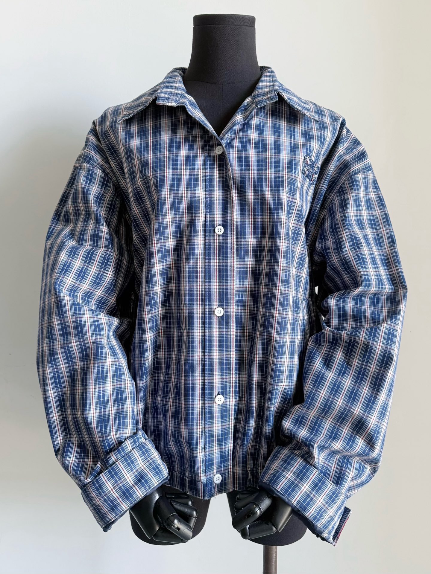 NO:504035,Miu's first coat to keep in early autumn!! It's the kind of style that is fashionable when you put it on your back. Different from the market version, my family is a real coat. Customized woven fabric is soft and breathable, with a lining to absorb moisture and sweat. The huge material ensures that the style is crisp and stylish. It is also stylish for boys to wear. The small hole on the back can be detached and the hem can be closed. The first batch of good goods are put into storage. Miumiu, jackets & coats, alexander wang19860909miu早秋第一件自留的外套 !! 是那种随便套上出门都很时髦的款 区别市面版本,我家是真正外套 定制色织格纹面料柔软透气 设有内衬吸湿排汗 巨大的用料保证了版型的挺括有型 男生穿也照样有型. 后背小口子可拆开设计 下摆可收拢,首批好货入库,,miumiu,jackets & coats,alexander wang,Women's clothing