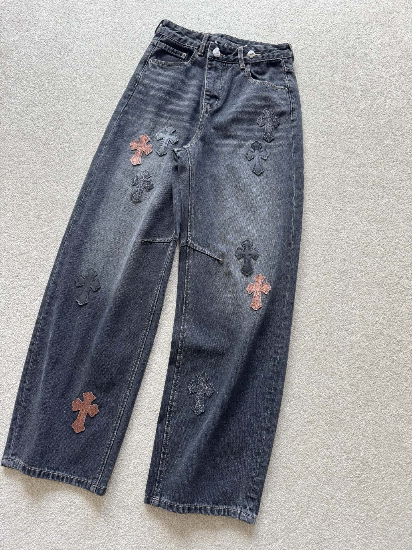 NO:499116,The slow hand is absolutely waiting for the pace of order replenishment. Release the new Croxin black and gray high-end jeans. When the cooling drops, there will be no stock to be shipped!! Customized layered old denim fabrics. Environmentally friendly washing and grinding white and old effects. The same color combination leather/patchwork cross embroidery. You all know the three-dimensional cut machete pants. You can easily control any leg shape. Chrome hearts, jeans, alexander wang.19860909手慢绝对等补单的节奏 发布新款克罗xin黑灰色高级牛仔裤 等到降温就没有现货可以发了 !! 定制富有层次感的做旧牛仔面料 环保洗水磨白做旧效果 同色系拼皮/拼布十字花刺绣 立体剪裁弯刀裤型你们都懂 不论什么腿型都可以轻松驾驭,,chrome hearts,jeans,alexander wang,Women's clothing