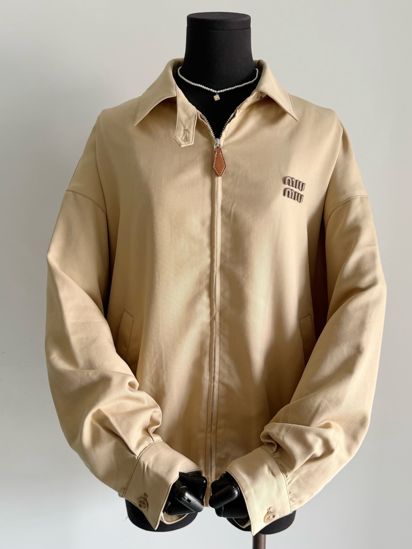 NO:499150,High-end Miu 25ss old-fashioned simple jacket jacket ins many fashionable bloggers have put on their body~~ Customized light-dye khaki super soft cotton fabric, silky and skin-friendly, without restraint, three-dimensional cutting materials are very sufficient, loose silhouette does not limit the figure, can be worn from early autumn to early winter, easily beat the mall's four-digit jacket, miumiu, jackets & coats, jackets & coats, alexander wang19860909可通勤可日常的高级miu 25ss老钱风简约夹克外套 ins不少时髦博主都上身了~~ 定制定染浅卡其超柔软纯棉面料 丝滑亲肤,没有束缚感 立体剪裁用料很足 廓形宽松对身材不设限 可以从早秋一直穿到早冬 轻松吊打商场四位数的外套,,miumiu,jackets & coats,jackets & coats,alexander wang,Women's clothing