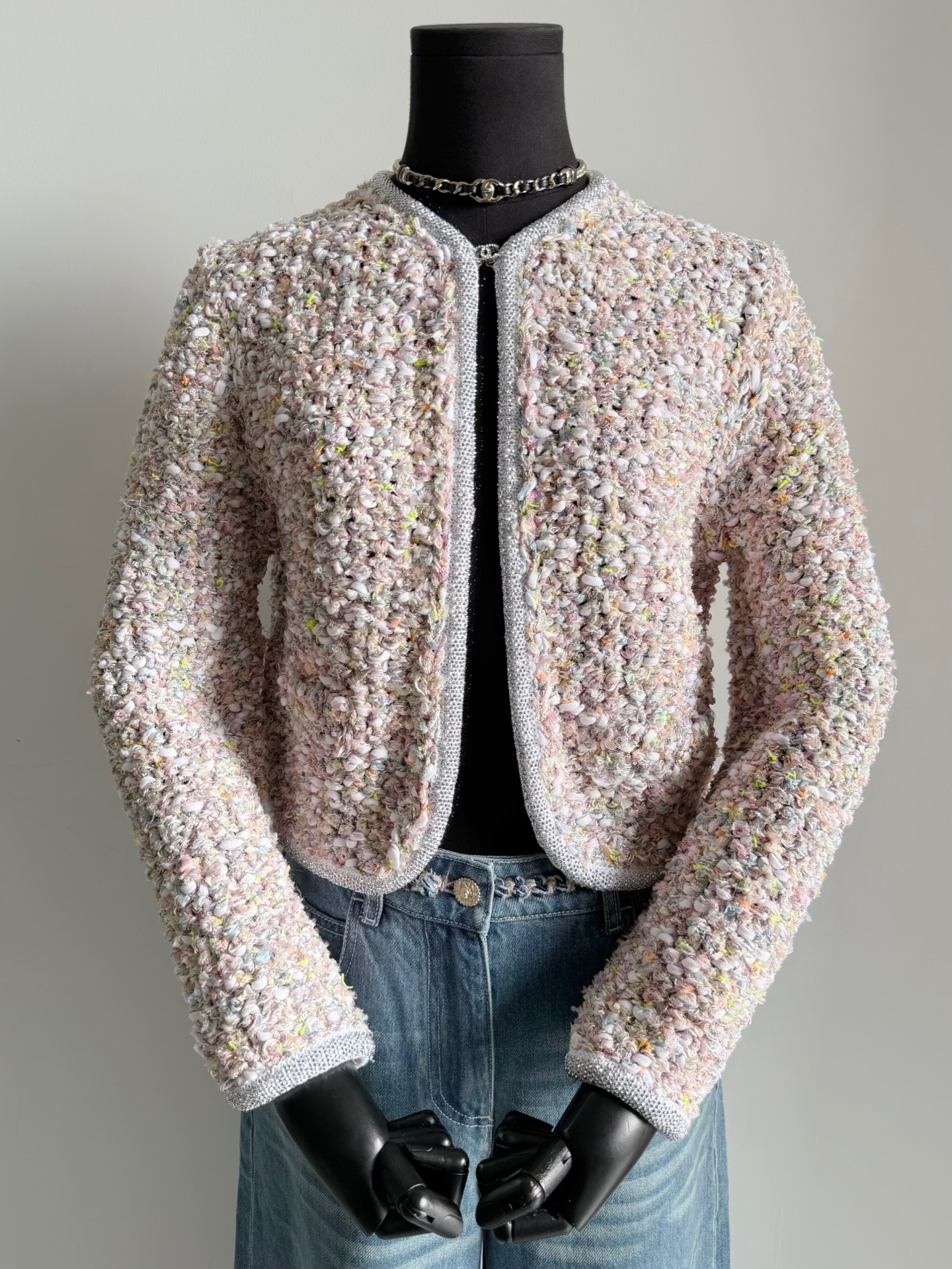 NO:502487,Heavy knitted with nearly 2 months of history, you should all understand its value!! Updated full-diamond webbing cardigan details. 25P spent a lot of money to buy and have been silently developing. More than 15 kinds of wool materials require fixed weaving and dyeing + weaving. The process is very complicated and manual assistance is completed throughout the process. It is an unattainable small factory to make imported full-diamond webbing. YB mold opening small hardware accessories. You can feel our quality when you get it. The weight is heavy and it is not vague at all. Alexander wang19860909历史接近2个月出货的重磅针织 你们都该懂它的含金量 !! 更新满钻织带开衫款细节图 25P斥重金买入一直在默默开发 超过15种毛料需要定织定染+编织 工艺程度很复杂,全程人工辅助完成 是小厂可望不可及的做进口满钻织带,YB开模小五金配件 到手就能感觉到我们的品质 份量沉甸甸一点也不含糊,,alexander wang,Women's clothing