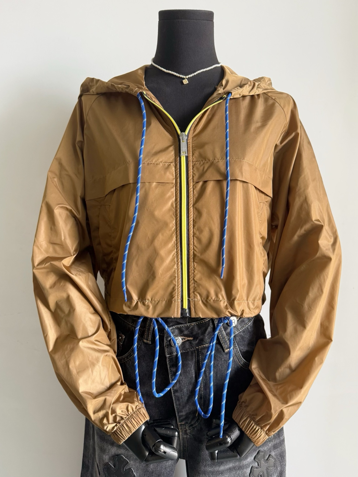 NO:466248,A thin nylon jacket that can be worn all year round. Keep one of your own while you are in stock!! This year's PDF color scheme is really heartwarming, the strong sense of atmosphere can be seen. The white and raised khaki are brown. The blue drawstring is bright. The shorter loose tailoring and beautifying proportions can be easily controlled by tall and short people.,, jackets & coats, alexander wang19860909一年四季都能穿到的轻薄尼龙外套 趁首批现货先自留一件 !! 今年pd的配色真的很走心 看得到的浓厚氛围感 显白抬气色的卡其偏棕 蓝色抽绳眼前一亮 偏短款的宽松剪裁美化比例 高矮个子都能轻松驾驭住.,,jackets & coats,alexander wang,Women's clothing