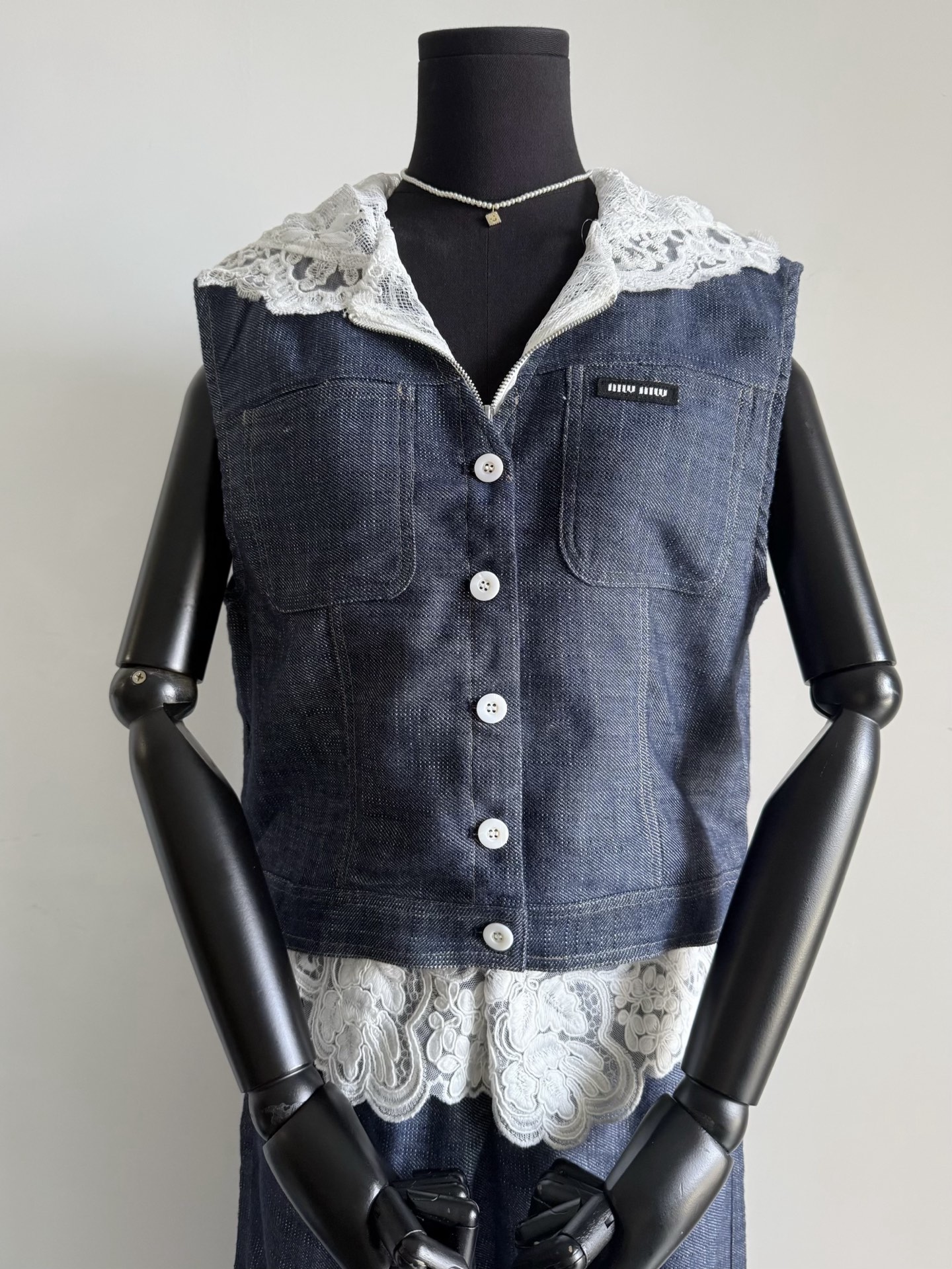 NO:466273,A set of lace splicing suits recommended by full marks My new style is so beautiful~~ If you are afraid of heat, you can feel at ease to collect it. It is a thin and soft linen cotton, a summer style that can still be worn when autumn comes. Three-dimensional tailoring vest + wide-leg trousers. The right water-soluble lace splicing is casual and elegant. It is just right balanced, and it is widespread with the existing suits in the wardrobe.,,alexander wang19860909满分推荐的一套蕾丝拼接套装 我家新款美得不要不要的~~ 各位怕热的可以放心收 是轻薄柔软的亚麻棉,夏天款 入秋了还能穿到它 立体剪裁马甲+阔腿长裤 恰到好处的水溶蕾丝拼接 休闲和优雅平衡得刚刚好 和衣橱已有的套装拉开差距.,,alexander wang,Women's clothing