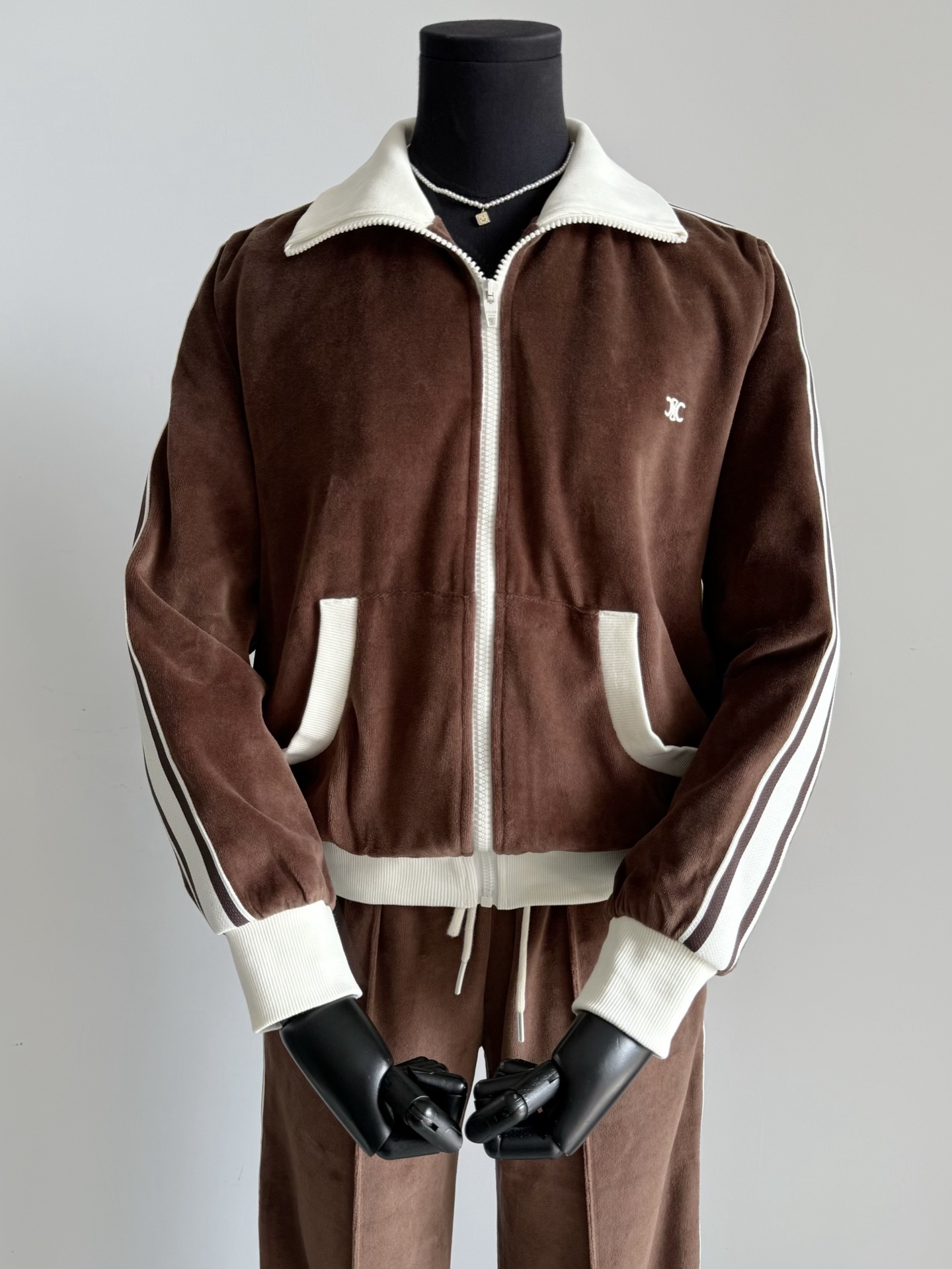 NO:502512,Waiting for no sudden drop, it is like releasing an updated suit. The latest brown velvet series this year is truly beautiful!! The fabric with fixed dyeing of the tank is adjusted many times to restore high-end saturation and silky feel. The webbing sports jacket with trousers is very suitable for daily outing/sports and leisure. The suit is sold separately and placed on demand, jackets & coats, jackets & coats, alexander wang19860909等不急降温就像发布更新的套装 今年最新的棕色丝绒系列 真正美到心坎上了 !! 包缸定染的面料多次调整 还原高级饱和度,以及丝滑手感 织带运动夹克外套搭配长裤 日常出门/运动休闲都很适合 套装分开出售按需下单,,jackets & coats,jackets & coats,alexander wang,Women's clothing