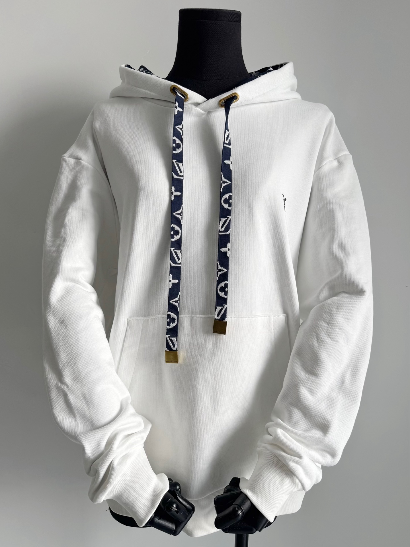 NO:499799,This year, donkey men's clothing has reached a new level. I bought a lot of YBs, and I kept many of them myself. Update this high-end hooded sweatshirt with practical and comfortable large coil pure cotton fabric, which is durable and difficult to deform. Customized jacquard logo hat rope and hat. Note that this diamond logo is a diamond of different sizes. Many versions on the market are wrong. Louis vuitton, hoodie, sweatshirts, hats, alexander wang19860909今年驴的男装帅出新高度 买了不少YB,好多我都自留了 更新这款高级感连帽卫衣 实穿主义舒适大线圈纯棉面料 经久耐穿不易变形走样. 定制提花logo帽绳和帽子相呼应 注意这款烫钻logo是不一样大小的钻 市面很多版本都是错的,,louis vuitton,hoodie,sweatshirts,hats,alexander wang,Women's clothing