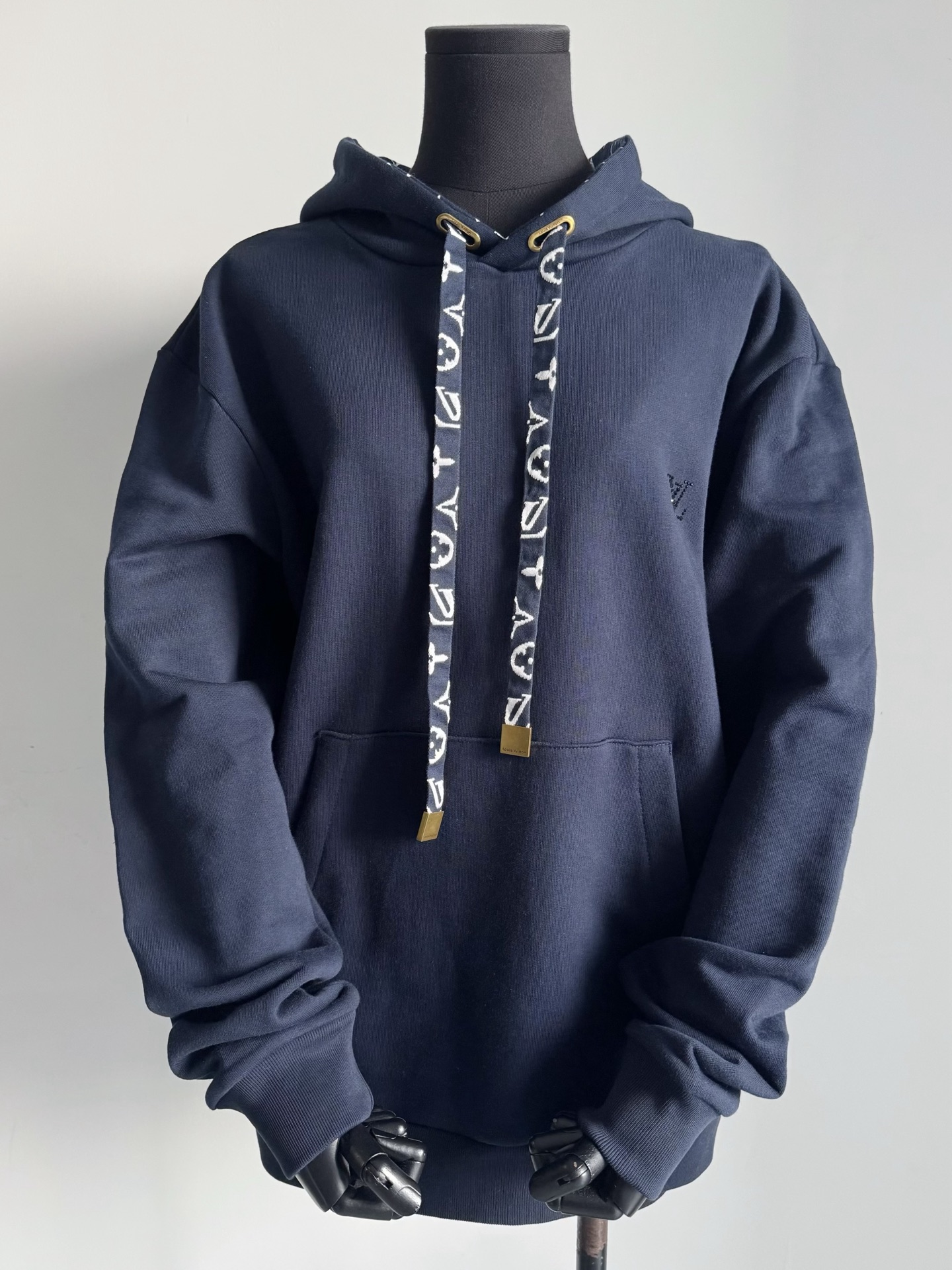 NO:499791,This year, donkey men's clothing has reached a new level. I bought a lot of YBs, and I kept many of them myself. Update this high-end hooded sweatshirt with practical and comfortable large coil pure cotton fabric, which is durable and difficult to deform. Customized jacquard logo hat rope and hat. Note that this diamond logo is a diamond of different sizes. Many versions on the market are wrong. Louis vuitton, hoodie, sweatshirts, hats, alexander wang19860909今年驴的男装帅出新高度 买了不少YB,好多我都自留了 更新这款高级感连帽卫衣 实穿主义舒适大线圈纯棉面料 经久耐穿不易变形走样. 定制提花logo帽绳和帽子相呼应 注意这款烫钻logo是不一样大小的钻 市面很多版本都是错的,,louis vuitton,hoodie,sweatshirts,hats,alexander wang,Women's clothing