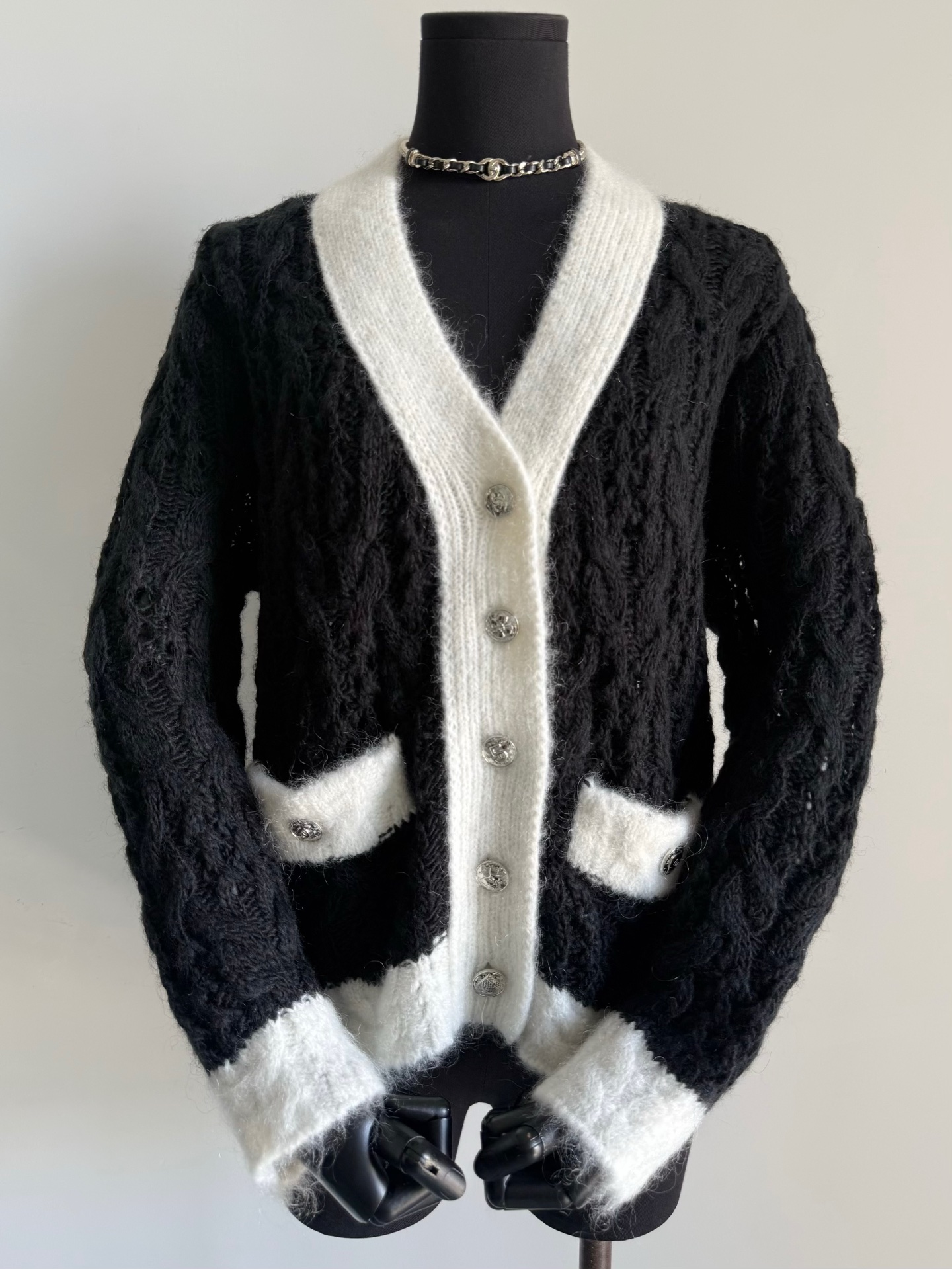 NO:466278,The classic practical wardrobe has added cardigans. The 25B treasure models that have reached a new level are all in my house. ~~ This year's texture touched my heart the most. Customized furry, soft and glutinous wool + cashmere fabric. It is very skin-friendly after soft washing. Classic panda contrast color, never out of time. Loose V-neck cardigans are suitable for many occasions. We have also used the same series of pullovers, alexander wang19860909经典实穿主义衣橱新增开衫 美出新高度的25B宝藏款都在我家 ~~ 今年的质感最打动我的心 定制毛茸茸软糯糯羊毛+羊绒面料 经过柔软洗水特别亲肤 经典熊猫撞色,永不过时 宽松V领开衫适合很多场合 同系列的套头衫我们也入了,,alexander wang,Women's clothing