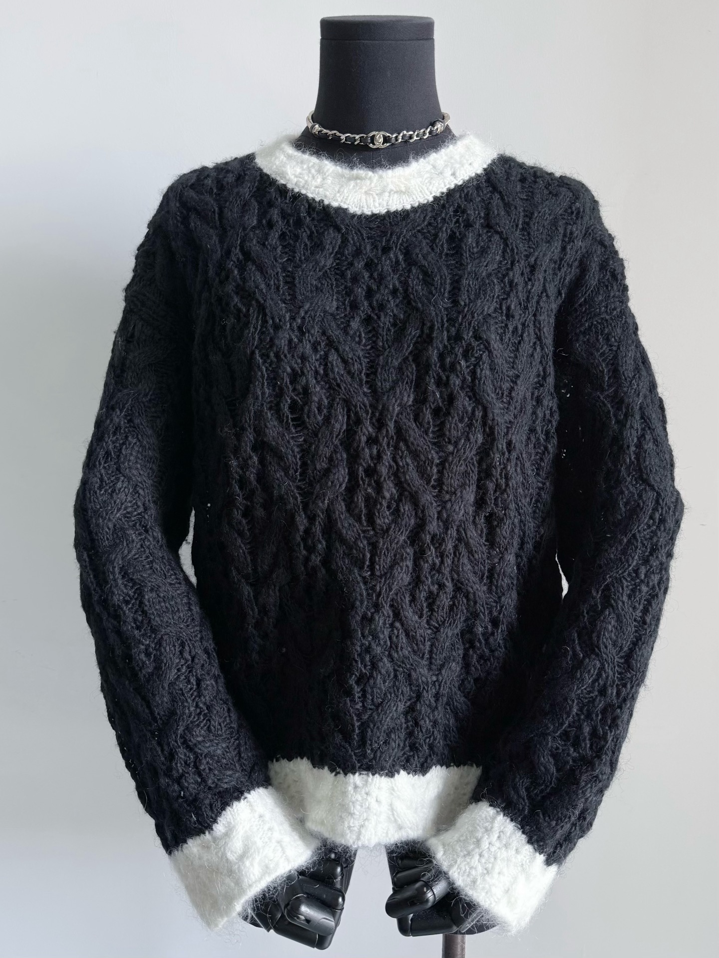 NO:466293,The classic collection series pullover sweater real photos seem simple but it is actually very layered. Unlike the previous knitted series, imported machines restore the texture and loose texture. The hem is matched with new small hardware. Classic black and white contrasting design is never out of date. The loose silhouette will not have a sense of restraint. Sweaters, alexander wang19860909经典收藏系列套头毛衣实拍图 看似简约实则很有层次感 不同于以往的针织系列 进口机器还原纹路和松散质感. 下摆搭配新的小五金 经典黑白撞色设计,永不过时 宽松廓形不会有束缚感,,sweaters,alexander wang,Women's clothing