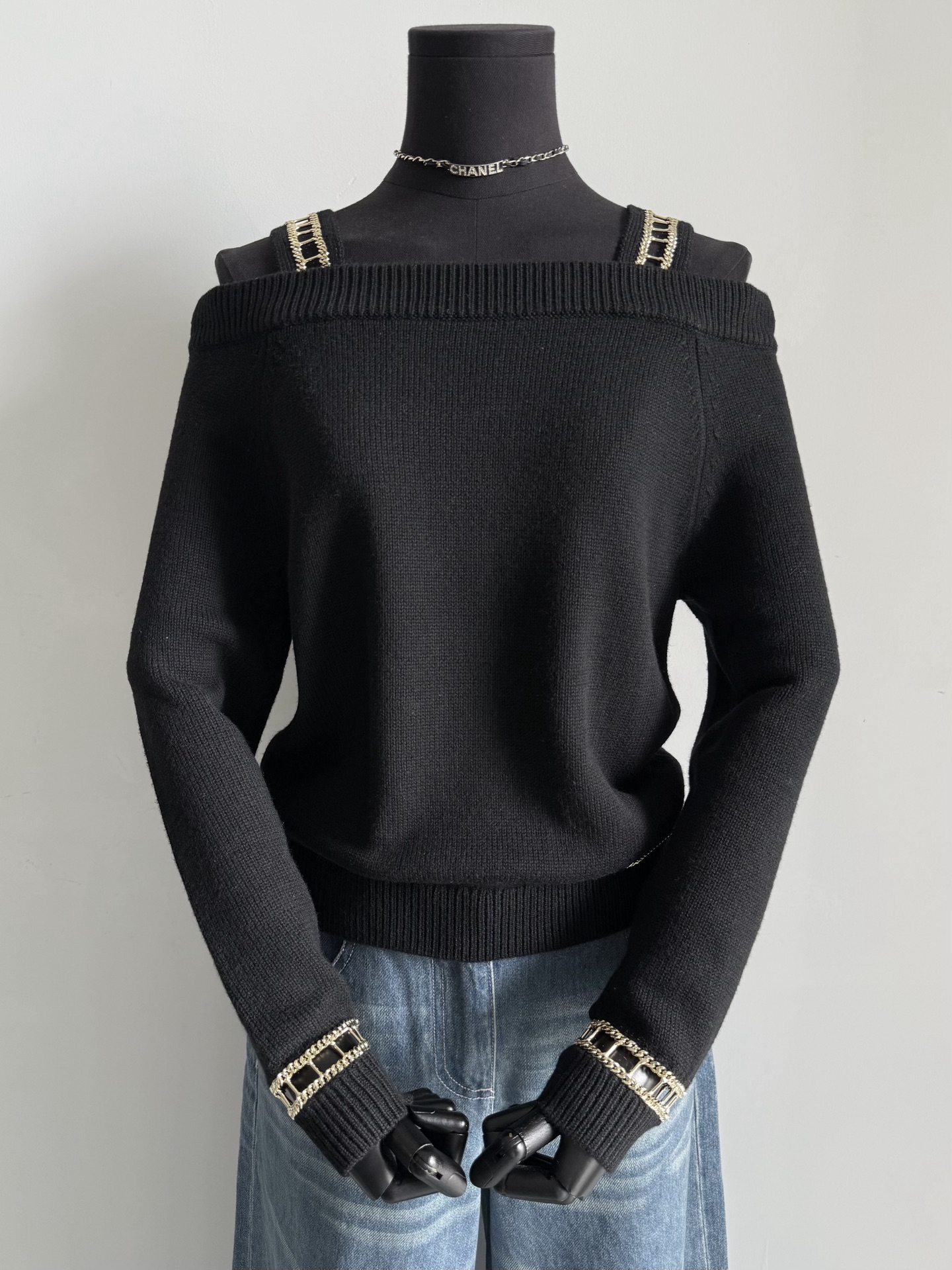 NO:467892,The classic immortal chane·vip identity logo of the handcraft chain series. The value of this piece is still increasing!! Customized super soft active black cashmere wool to restore the ultimate elegant temperament. The whole piece is handmade hardware chain interspersed in shoulder straps/cuffs. The heavy weight is enough to show nobility. A small logo hardware on the hem is perfect. Chanel, alexander wang19860909手工坊链条系列经典永垂不朽 chane·vip身份标识 这一件的含金量还在上升 !! 定制超柔软活性黑羊绒毛料 还原极致优雅气质 整件手工制作五金链条 穿插于肩带/袖口 沉甸甸的分量感足以彰显高贵 下摆一个小logo五金就很完美了,,chanel,alexander wang,Women's clothing