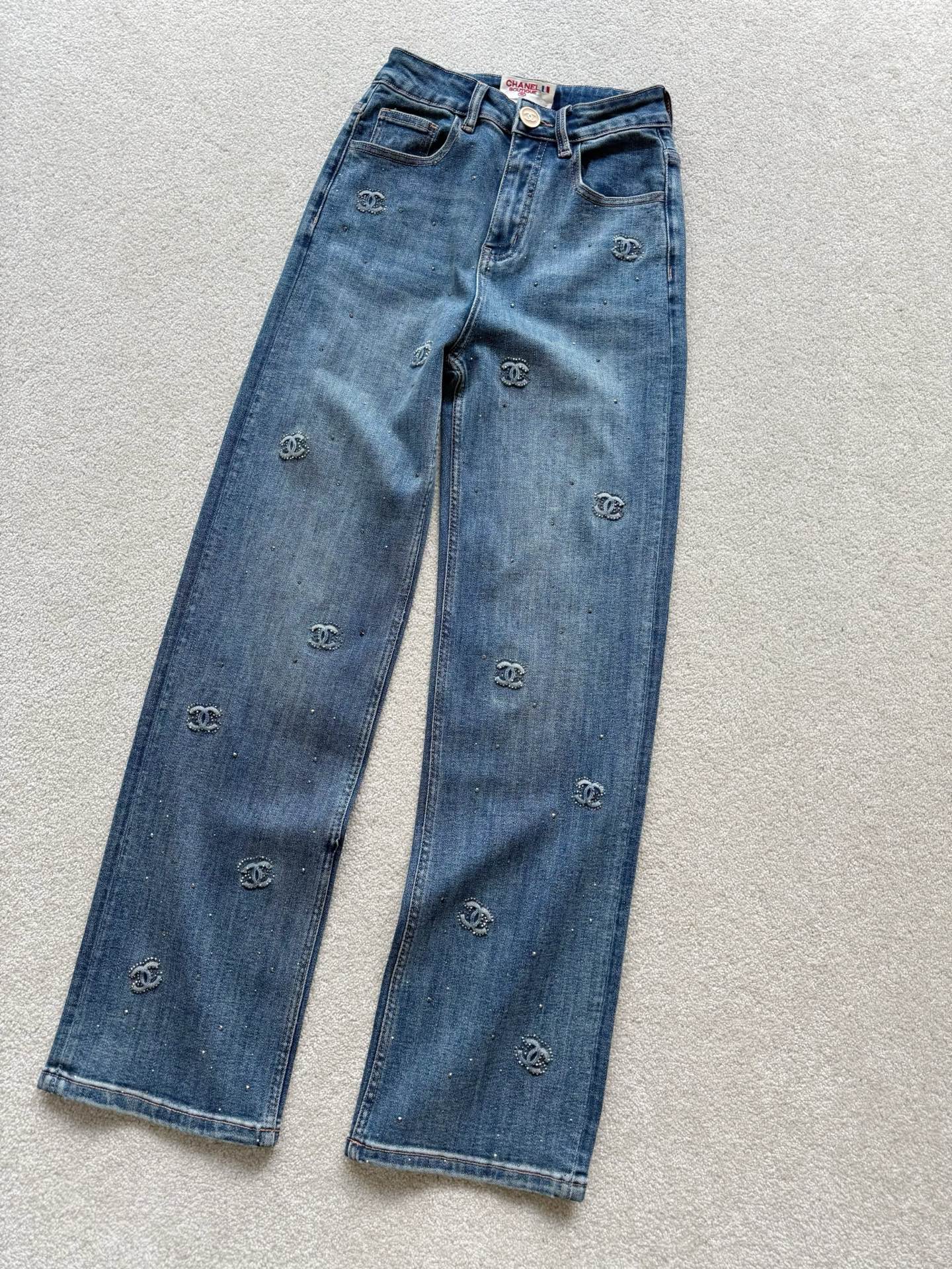 NO:467907,Reject the same style on the street. My beautiful vinatge is in love with the ancient fragrance at first sight. The quality and design sense can be seen. Customized elastic denim cotton is comfortable and skin-friendly. It is not stiff at all and has no sense of restraint. The imported machine 3D pleated logo is very three-dimensional. Then it is carried out with high-temperature diamond-scaling. The straight-leg pants make you look slim and straight. It is very inclusive to the lower body. It is close to your eyes!!,,alexander wang19860909拒绝烂大街撞衫款 我家好审美vinatge中古香一眼爱上 看得到的品质和设计感 定制弹力牛仔棉舒适亲肤 一点也不生硬,无束缚感 进口机器3D压褶logo很立体 再进行高温烫钻小细节 直筒裤型显瘦显腿直 对下半身包容性很大闭眼收吧 !!,,alexander wang,Women's clothing