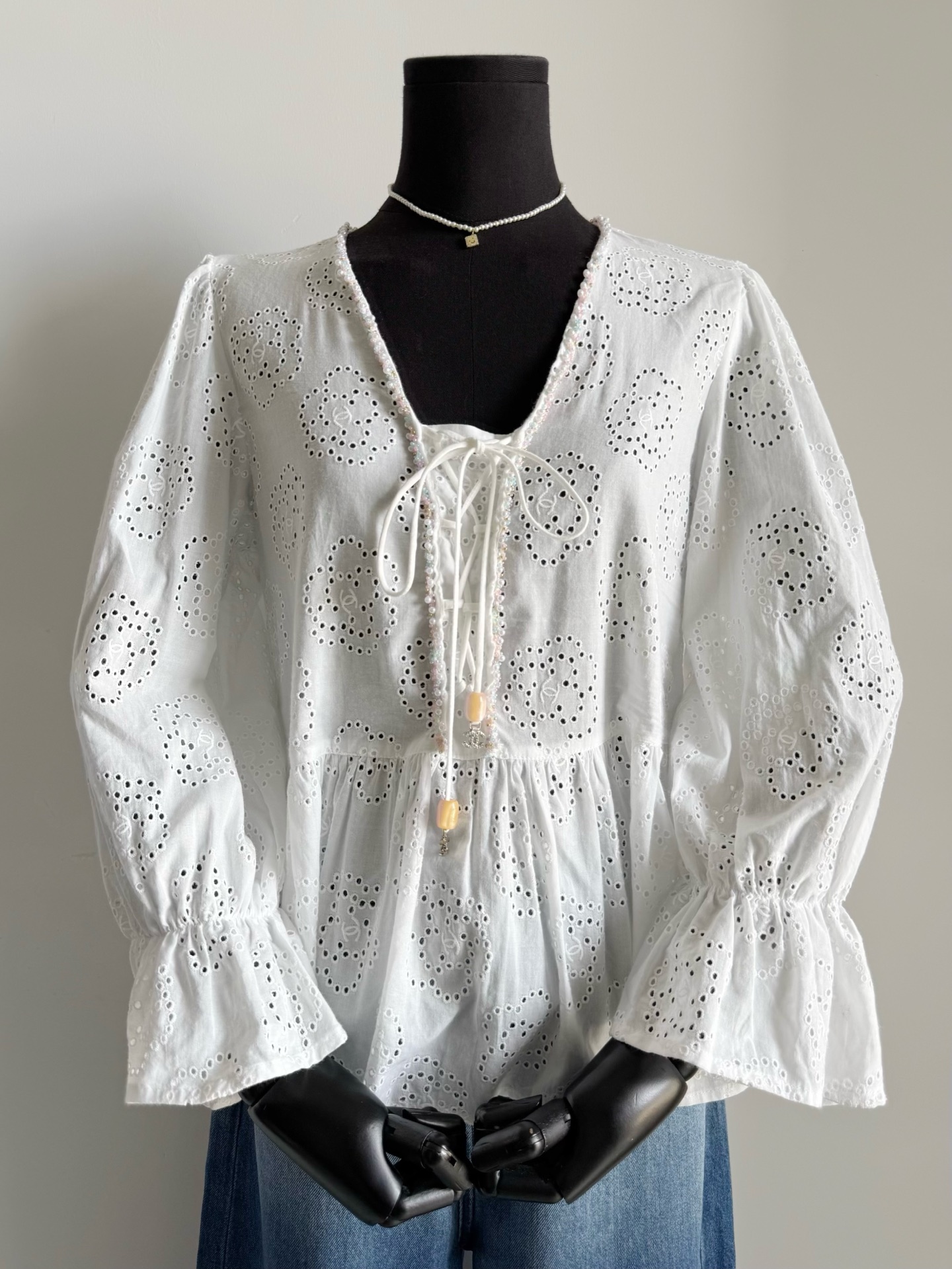 NO:467921,A vacation style shirt recommended by the boss lady is completely different from the styles in the wardrobe. The real thing is much more exquisite and exquisite than the real shot!! Ins fashion bloggers all love this doll collar top. It is simple and easy to wear every day. It is lazy and has a sense of atmosphere when wearing it on vacation. The whole piece of heavy-industry embroidered camellia plus small logo. The collar is hand-sewn with small pearls, full of details. There is no limit on body shape and age. It is a top that is still elegant after three or five years. Shirts, alexander wang19860909老板娘力荐的一件度假风衬衫 完全区别衣橱已有的款式 实物远远比实拍更精致精美 !! ins时髦博主都爱这种娃娃领上衣 日常穿简约好搭 度假穿慵懒有氛围感 整件重工刺绣山茶花加小logo 领子手缝小珍珠,满满的细节 对身材和年龄不设限 是三五年之后翻出来依旧优雅的上衣,,shirts,alexander wang,Women's clothing