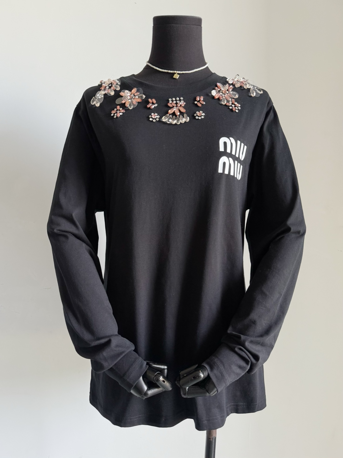 NO:467878,I can't wait for the cooling to wear this piece of excessive weather, it is beautiful and practical, and the base shirt is at the ceiling level!! Super soft and skin-friendly base cotton fabric. The whole piece is imported with hand-sewn Ao Diamond is shiny and full and high-end. It is sun protection in summer, and can be worn directly in autumn. The upper body turns into a paper sheet and automatically loses 5 pounds. Single wear or base is the finishing touch. Alexander wang19860909等不了降温这件过度天气穿刚好 有颜值又有实穿性 打底衫天花板级别了 !! 超柔软亲肤打底棉面料 整件手缝进口奥钻光泽饱满又高级 夏天当防晒,入秋也能直接穿 上身秒变纸片人自动瘦5斤 单穿或者打底都是点睛之笔,,alexander wang,Women's clothing