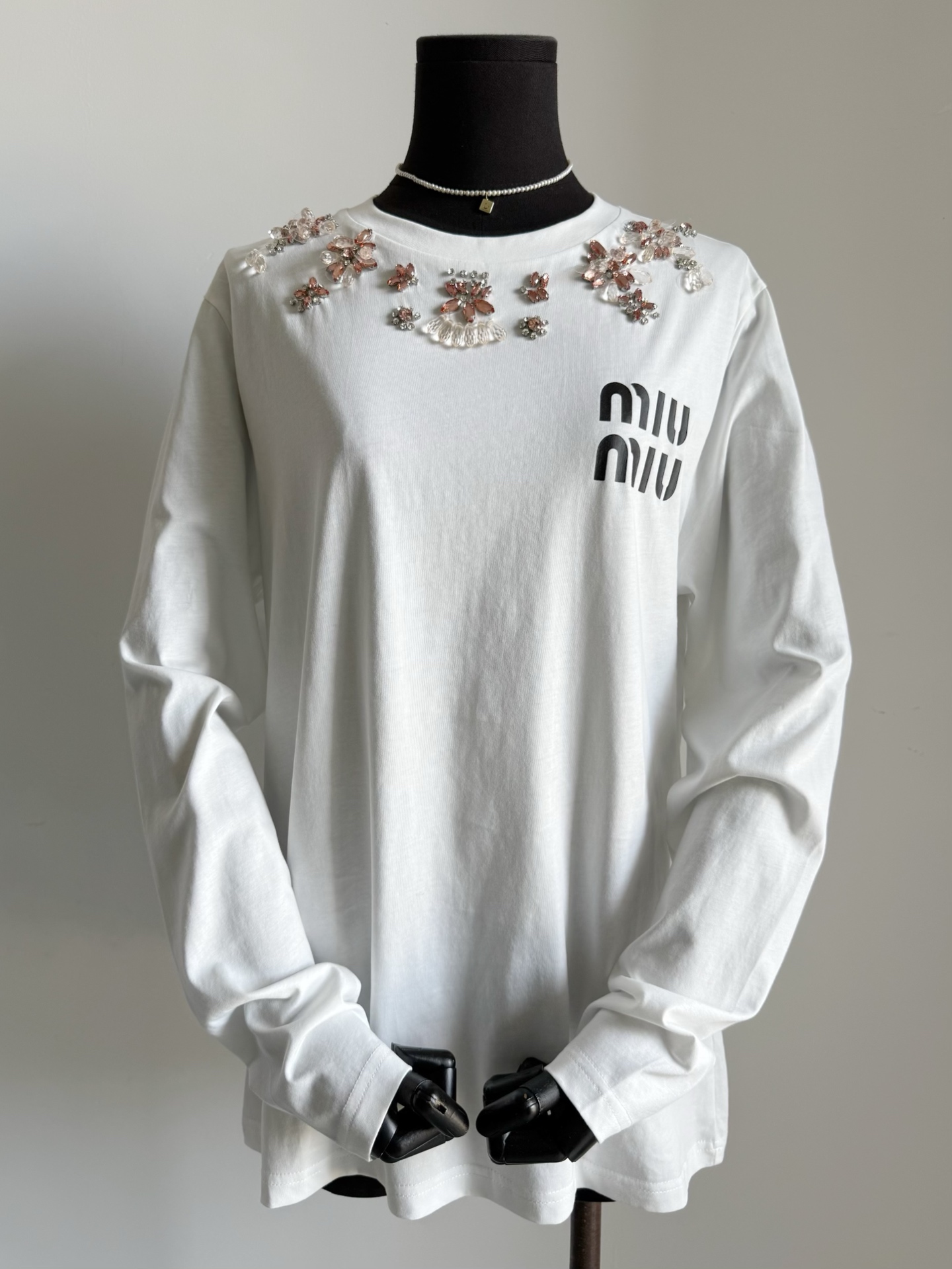 NO:467935,I can't wait for the cooling to wear this piece of excessive weather, it is beautiful and practical, and the base shirt is at the ceiling level!! Super soft and skin-friendly base cotton fabric. The whole piece is imported with hand-sewn Ao Diamond is shiny and full and high-end. It is sun protection in summer, and can be worn directly in autumn. The upper body turns into a paper sheet and automatically loses 5 pounds. Single wear or base is the finishing touch. Alexander wang19860909等不了降温这件过度天气穿刚好 有颜值又有实穿性 打底衫天花板级别了 !! 超柔软亲肤打底棉面料 整件手缝进口奥钻光泽饱满又高级 夏天当防晒,入秋也能直接穿 上身秒变纸片人自动瘦5斤 单穿或者打底都是点睛之笔,,alexander wang,Women's clothing