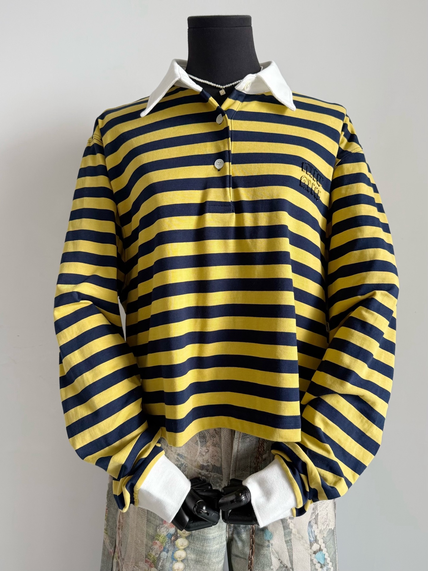 NO:467894,The first striped polo in early autumn is very responsible to tell everyone that there is a surprise on the upper body!! It looks ordinary but is actually very stylish. The shoulder-drop design is not soft at all. It is very inclusive to the figure. The color matching of the bottle is really eye-catching. With the three-dimensional embroidery of the square and color, the whole piece is first come first served high-quality spot, alexander wang19860909早秋第一件条纹polo 很负责任告诉大家上身有惊喜 !! 看似普通实则很有型 落肩设计却一点也不软塌 对身材包容性极佳 包缸定染的配色真的很亮眼 加上对格对色的立体贴布刺绣 整件先到先得高品质现货,,alexander wang,Women's clothing