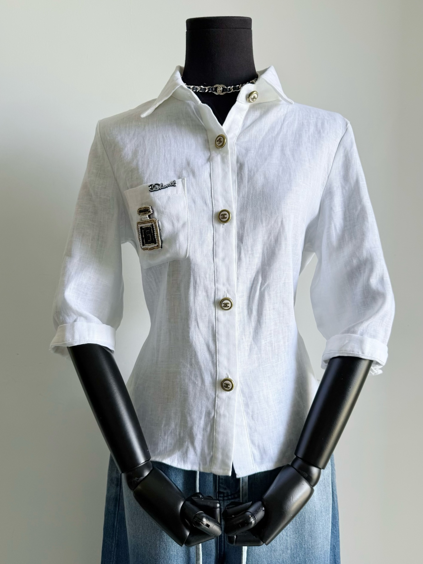 NO:467909,The medieval cardigan purchased at a premium in Japanese offline stores. Both colors cannot be separated. Those who know the goods recommend keeping two colors for their own use, saving money when closing their eyes. The real thing is high-end and textured!! Custom linen material is rich in texture, three-dimensional cutting of the front and back, and can be tightened. With the embellishment of the 7-quarter sleeves, the upper body with a fleshy upper body will also have a waist. It is time-consuming and labor-intensive to sew the 'No. 5 perfume bottle' by hand. Only one batch of fine products that cannot be repaired after being sold out., Alexander wang19860909日本线下店溢价购入的中古开衫 两个颜色都无法割舍 识货的推荐两色自留,闭眼省钱 实物高级又有质感 !! 定制亚麻材质富有肌理感 前后立体剪裁,可收腰 加上七分袖的点缀 有肉肉的上身也会有腰身. 纯手工缝制“5号香水瓶”耗时耗力 仅此一批售完不补的精品,,alexander wang,Women's clothing