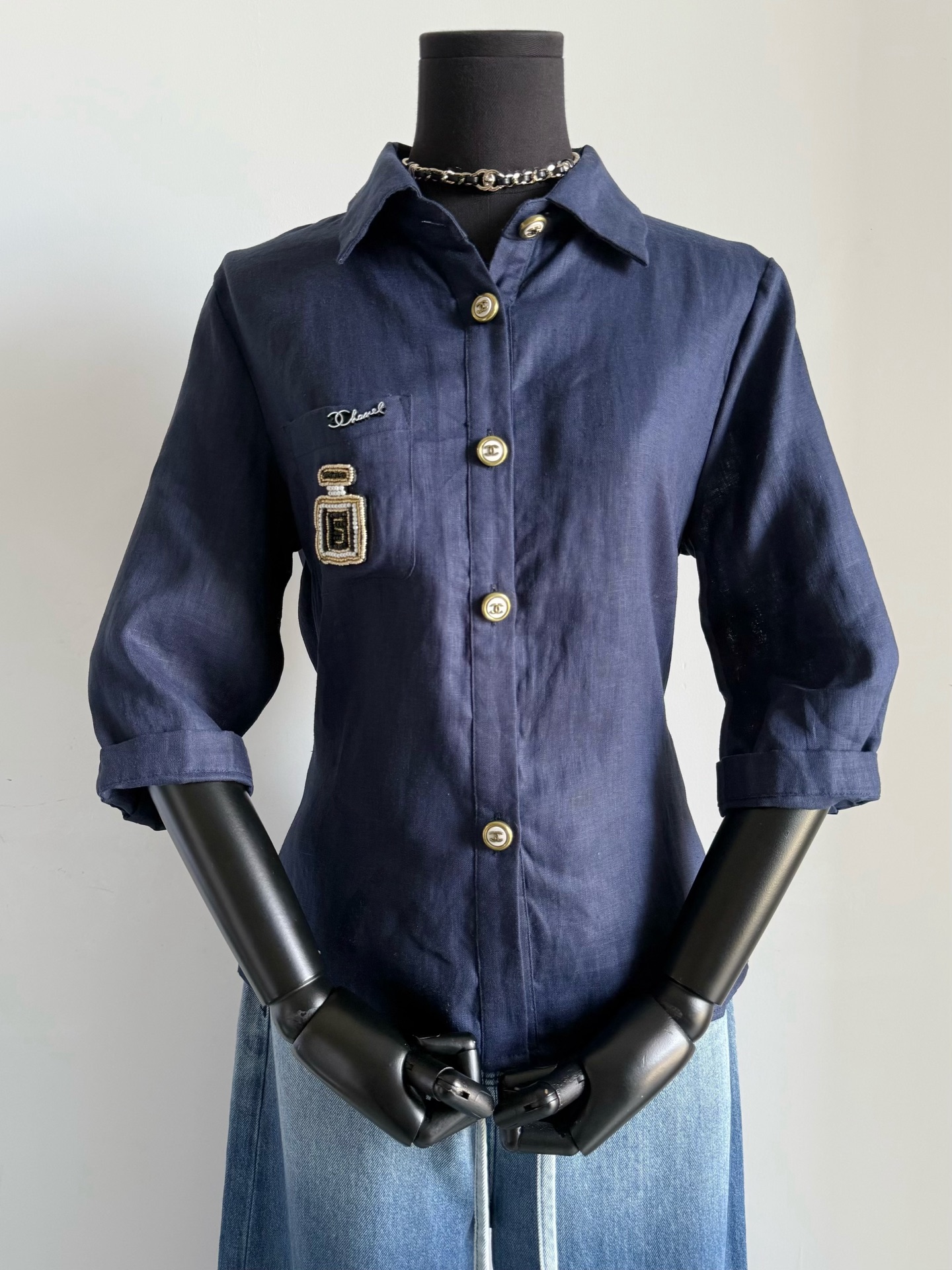 NO:467923,The medieval cardigan purchased at a premium in Japanese offline stores. Both colors cannot be separated. Those who know the goods recommend keeping two colors for their own use, saving money by closing their eyes. The real thing is high-end and textured!! Custom linen material is rich in texture, three-dimensional cutting of the front and back, and can be tightened. With the embellishment of the 7-quarter sleeves, the upper body with a fleshy upper body will also have a waist. It is time-consuming and labor-intensive to sew the 'No. 5 perfume bottle' by hand. Only one batch of fine products that cannot be repaired after being sold out., alexander wang19860909日本线下店溢价购入的中古开衫 两个颜色都无法割舍 识货的推荐两色自留,闭眼省钱 实物高级又有质感 !! 定制亚麻材质富有肌理感 前后立体剪裁,可收腰 加上七分袖的点缀 有肉肉的上身也会有腰身. 纯手工缝制“5号香水瓶”耗时耗力 仅此一批售完不补的精品,,alexander wang,Women's clothing