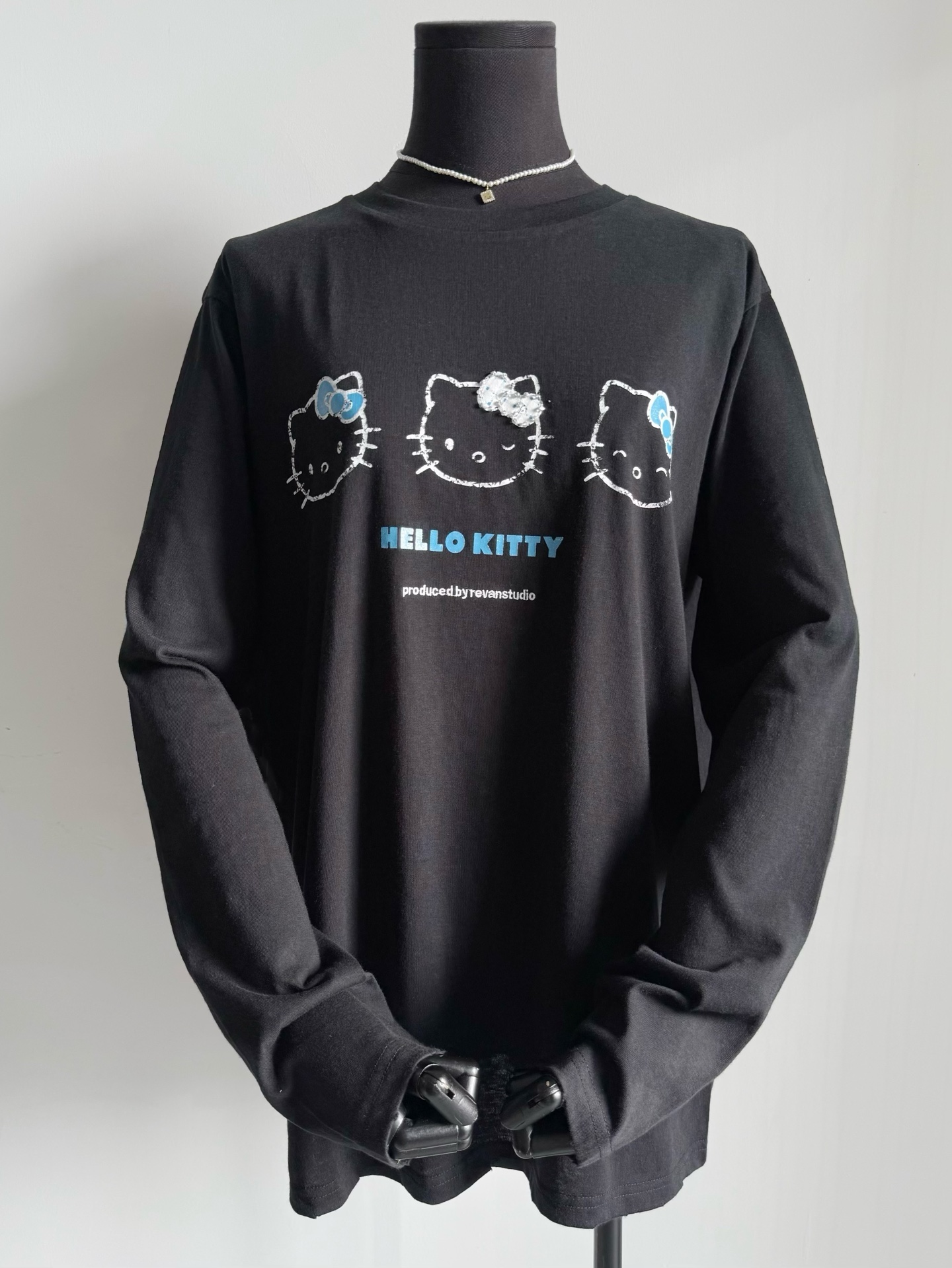 NO:469364,The first thing I can't move at first sight is revan25 autumn new kitty cat base shirt, which is praised by everyone. ~~ Customized active black cotton fabric, delicate skin-friendly, moisture-absorbing and sweating, loose-fitting long-sleeved tee can be worn all seasons. Aged printed small kitty hand-sewn three-dimensional diamonds, cute, well-behaved and exquisite details. The first batch of good goods are shipped in stock every day, alexander wang19860909第一眼看到就挪不开步 revan25秋季新品kitty猫打底衫 人见人夸的实穿主义 ~~ 定制活性黑纯棉面料 亲肤细腻,吸湿排汗 宽松版型长袖tee四季皆可穿到 做旧印花小kitty手缝立体钻 可爱乖巧又有精致细节 首批好货入库每天现货发,,alexander wang,Women's clothing