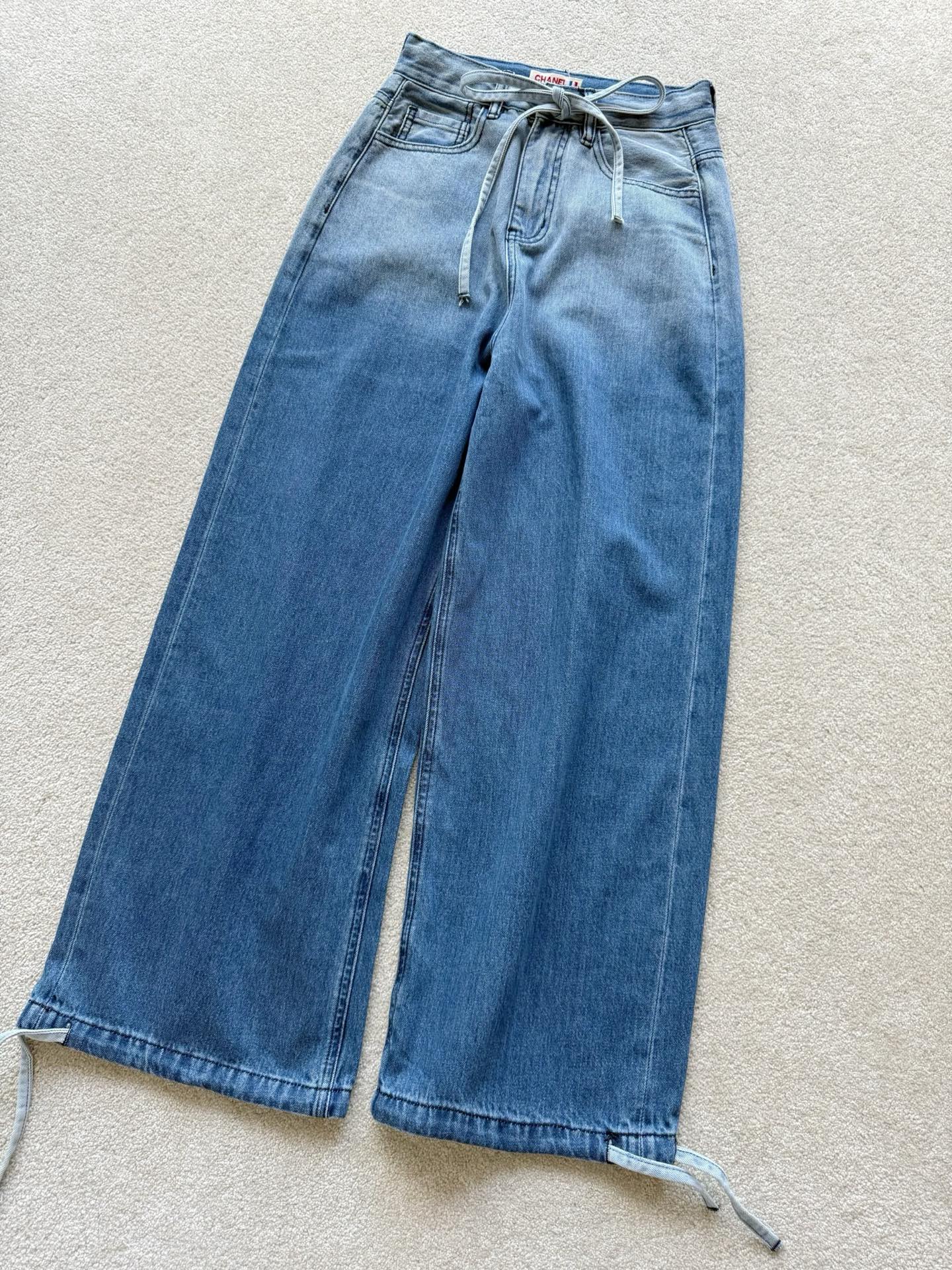 NO:469375,Everyone praises the old style of jeans in my home. Customers who have purchased them are repurchased repeatedly!! It can make it easy for you to wear them for three to five years and still go out of date. Customized twill denim cotton feels soft and glutinous, and it is drape and breathable and comfortable. The wide-leg style is full of materials. The hem can be opened and closed. Various ways to wear. There are styles and grades, and it refuses to be ruined., jeans, alexander wang19860909我家中古款牛仔裤人人都夸 入手过的顾客都是反复回购 !! 可以让你们轻松穿三五年依旧不过时 定制斜纹牛仔棉手感软糯 富有垂坠感的同时还很透气舒适 阔腿版型用料十足 下摆可敞开可收拢多种穿法 有版型有档次,拒绝烂大街,,jeans,alexander wang,Women's clothing