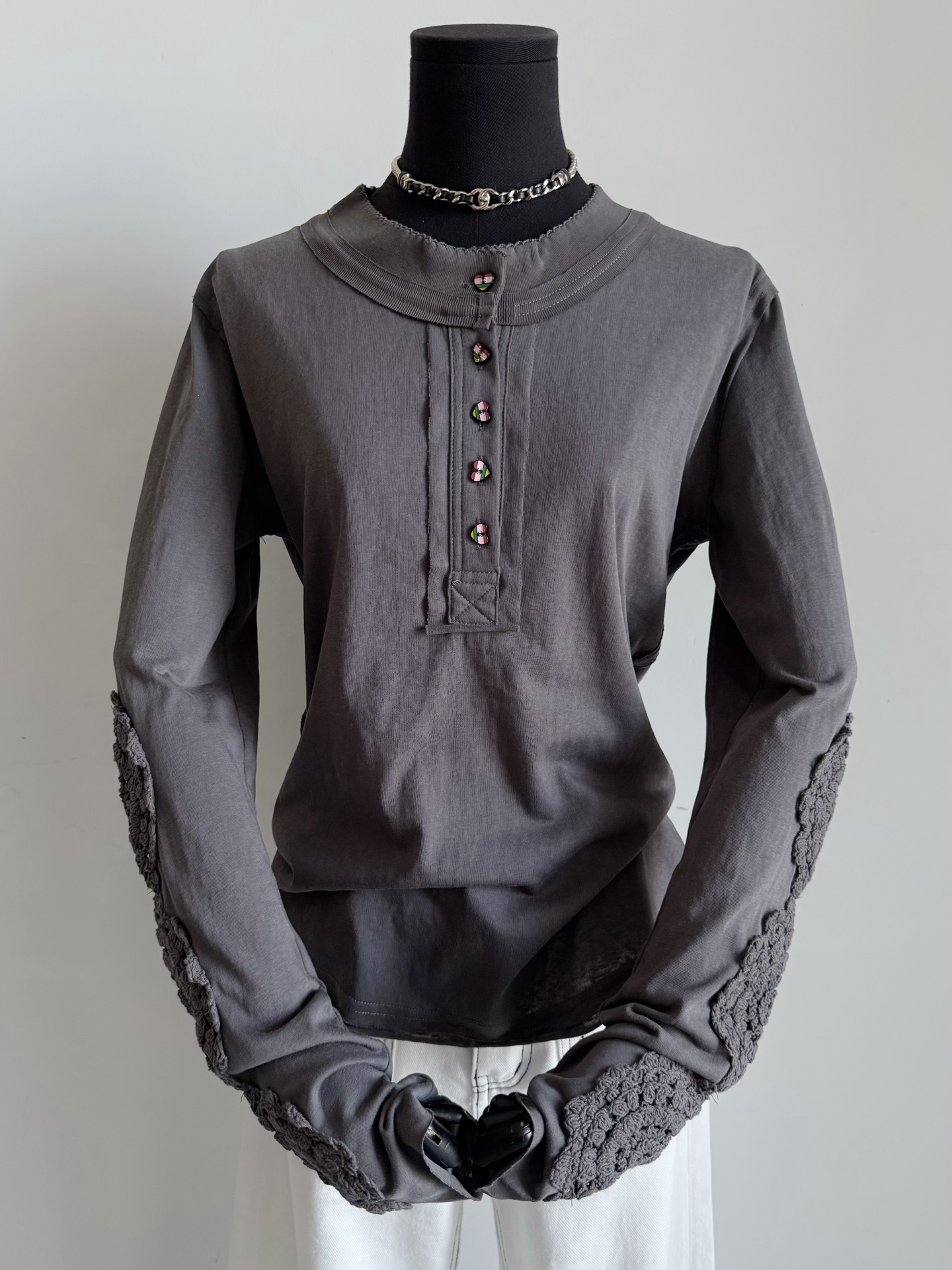 NO:469380,An extraordinary base shirt with elegant temperament and full of details. A rare high-quality antique fragrance. The boss lady of both colors has her own!! Customized pure cotton elastic fabric, spliced ​​embroidered sleeves, hollow weaving and breathable and soft. 5-pin opening design, various ways to wear the whole piece of splicing and old tailoring fabric. It is completely different from the base of the wardrobe, it is better, alexander wang19860909绝不平凡的一件打底衫 自带优雅气质又有满满的细节 可遇不可求的精品中古香 两色老板娘都自留了 !! 定制纯棉弹力面料,拼接刺绣袖子 镂空织造透气也柔软 5粒扣开口设计多种穿法 整件拼接做旧感剪裁面料 完全不同于衣橱的打底,它更胜一筹,,alexander wang,Women's clothing