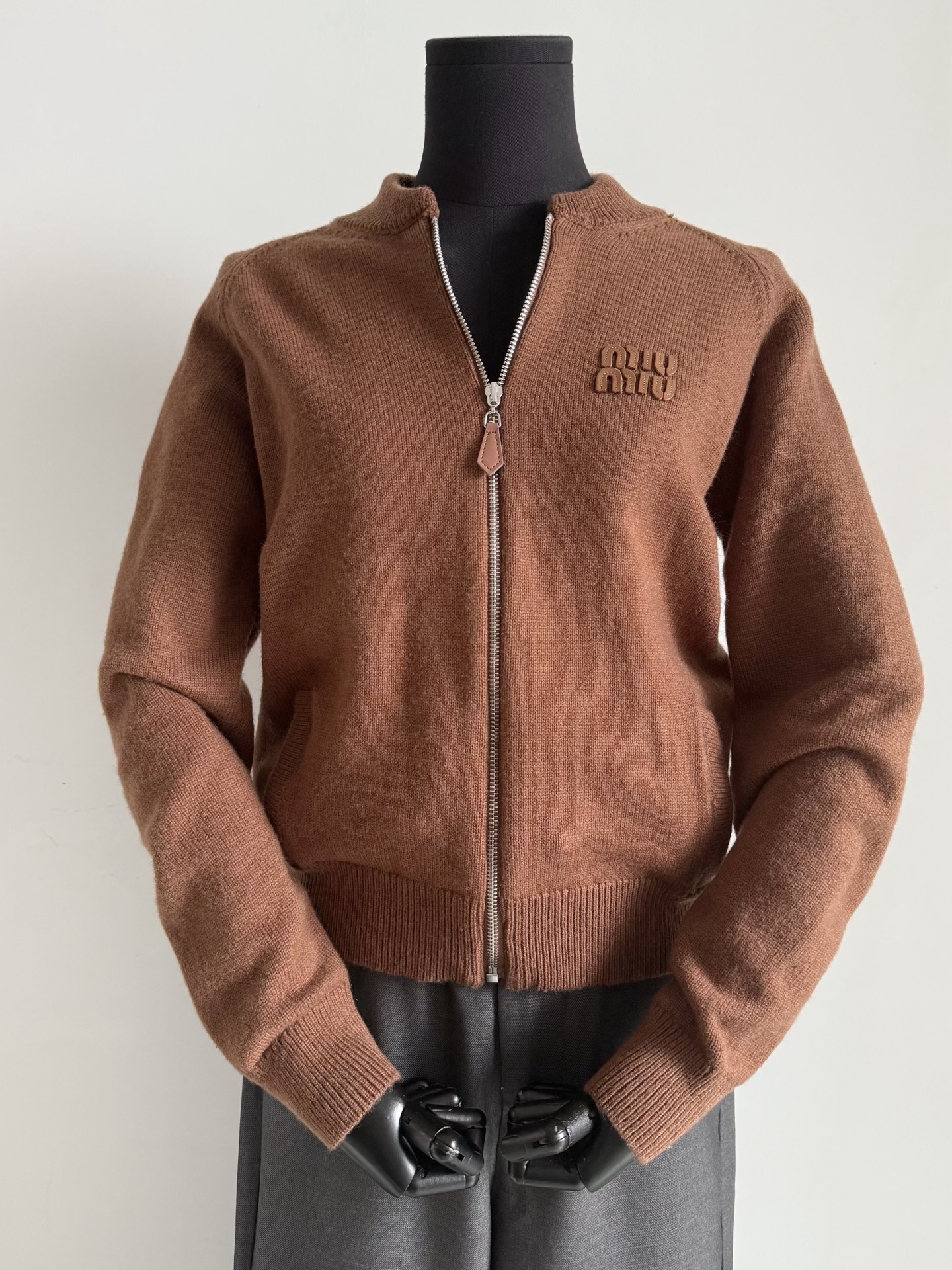 NO:469350,Exquisite small and elegant wool jacket jacket. The style is too new and there are not many new cabinet sisters. I will be the first to buy it and wear it with celebrities~~ Definitely weaving red-colored brown wool wool, super soft and skin-friendly, without any tie at all. Paired with genuine leather embroidered logo and zipper head. The whole retro and fashionable feeling is full. The slim and small version is full of elasticity. It can be matched with my jeans/suit pants. It is fashionable, jeans, jackets & coats, jackets & coats, business suit, alexander wang19860909精致小优雅羊毛夹克外套 款式太新了都没有多少柜姐上新 率先入手和明星一起率先穿上~~ 定织定染红棕色羊毛毛料 超软糯亲肤,完全不扎 搭配真皮刺绣logo和拉链头 整个复古时髦感拉满 修身小版富有弹力 可搭配我家牛仔裤/西装裤都时髦,,jeans,jackets & coats,jackets & coats,business suit,alexander wang,Women's clothing