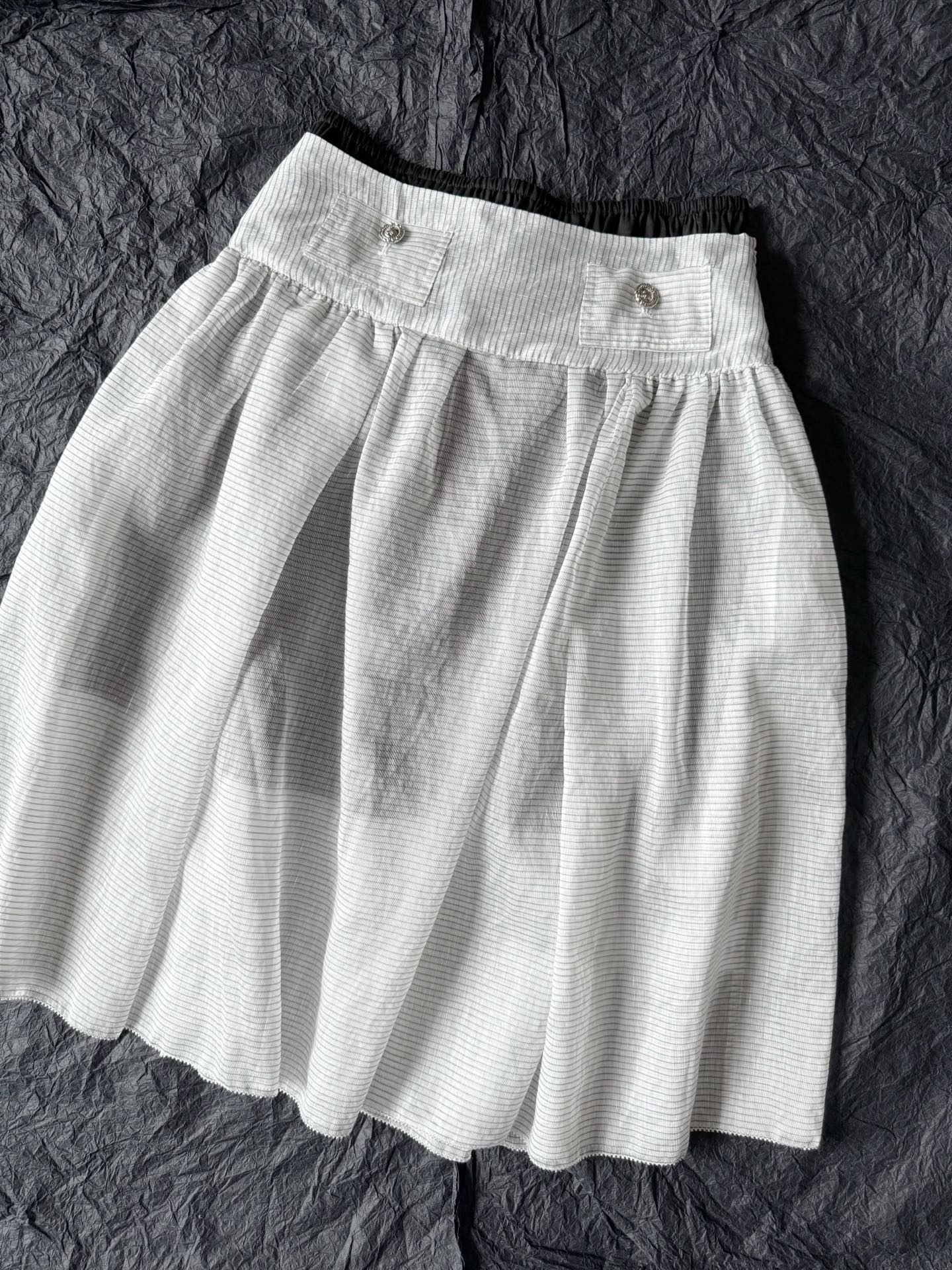 NO:469355,Marchen Fairy Series, which is free of purchasing agents. A new fluffy skirt that is hot in early autumn can be matched with all the niche tops in your closet. Recently, my niche new styles can easily match it with it. Fixed striped Organ yarn fabric. A linen black linen skirt. Three-dimensional tailoring pleats restore the fluffy feeling. Expose the thinnest part of the ankle, not picking on the figure., skirts, alexander wang19860909免去代购的marchen仙女系列 早秋热腾腾的新款蓬松半裙 可以搭配你衣橱一切的小众上衣. 近期我家小众新款 都能轻松和它搭出新鲜感 定织条纹欧根纱面料 配送亚麻黑色系内衬半裙 立体剪裁褶皱还原蓬松感 露出脚踝最细的部分,不挑身材,,skirts,alexander wang,Women's clothing