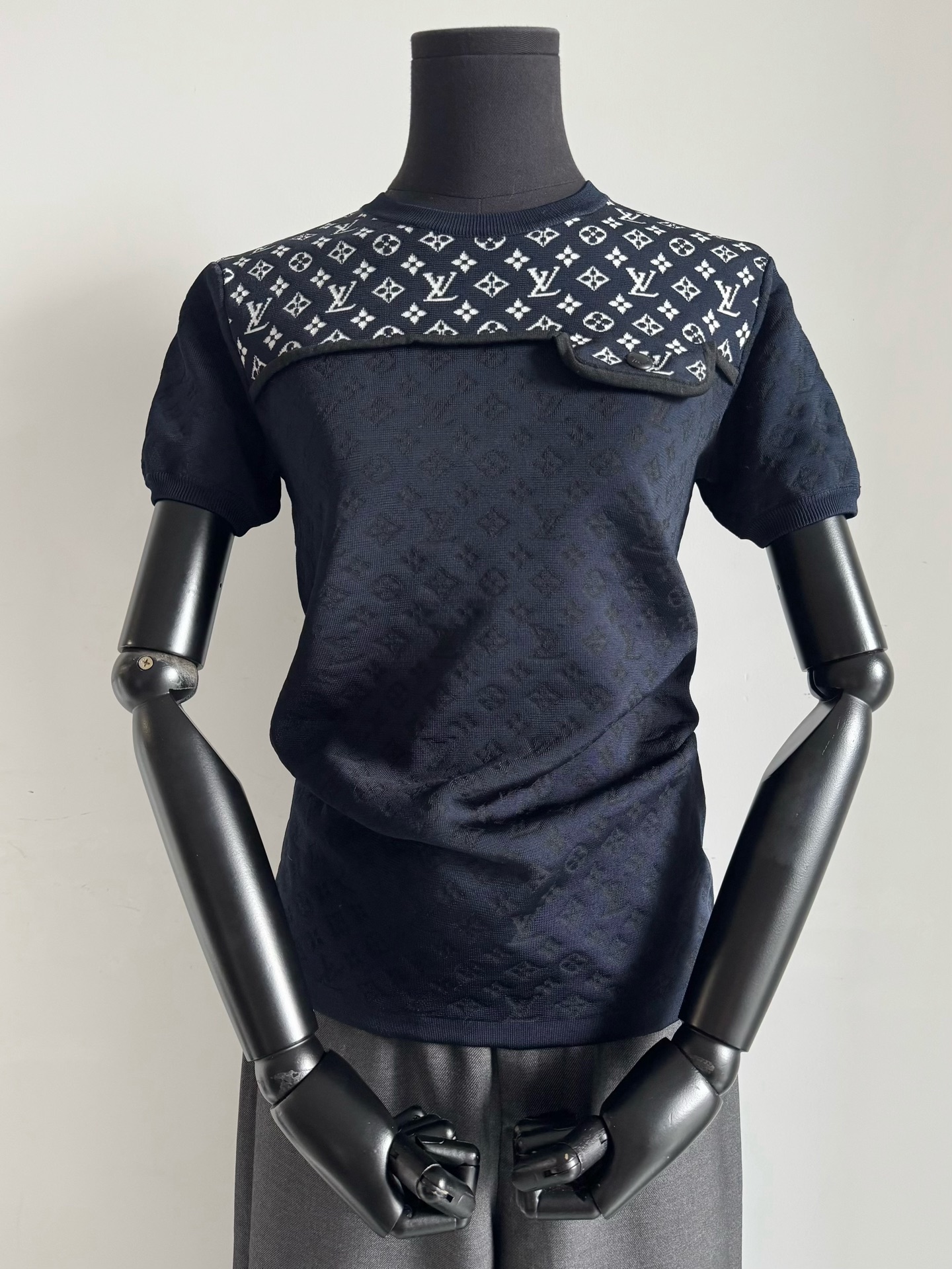 NO:469367,Identify the high-version real photos of my home. This piece has many low-versions on the market (note the identification. The dark blue wool is silky and skin-friendly. The wool and small hardware are pure black. These are easy to make mistakes if you don’t buy yb. The whole piece is infrared positioned to the flower/jacquard logo. It has obvious concave and convex feeling and excellent feel. It is elastic and has good tolerance for the figure. It has jacquard details throughout the body, which is very heavy industrious. Alexander wang19860909认准我家高版本实拍图 这件市面很多低版本（注意鉴别 对版深藏蓝色毛料丝滑亲肤 包边的毛料,和小五金是纯黑色 这些不买yb很容易出错 整件红外线定位对花/提花logo 凹凸感明显,手感极佳 富有弹力对身材包容性很好 通体都有提花细节,很重工,,alexander wang,Women's clothing