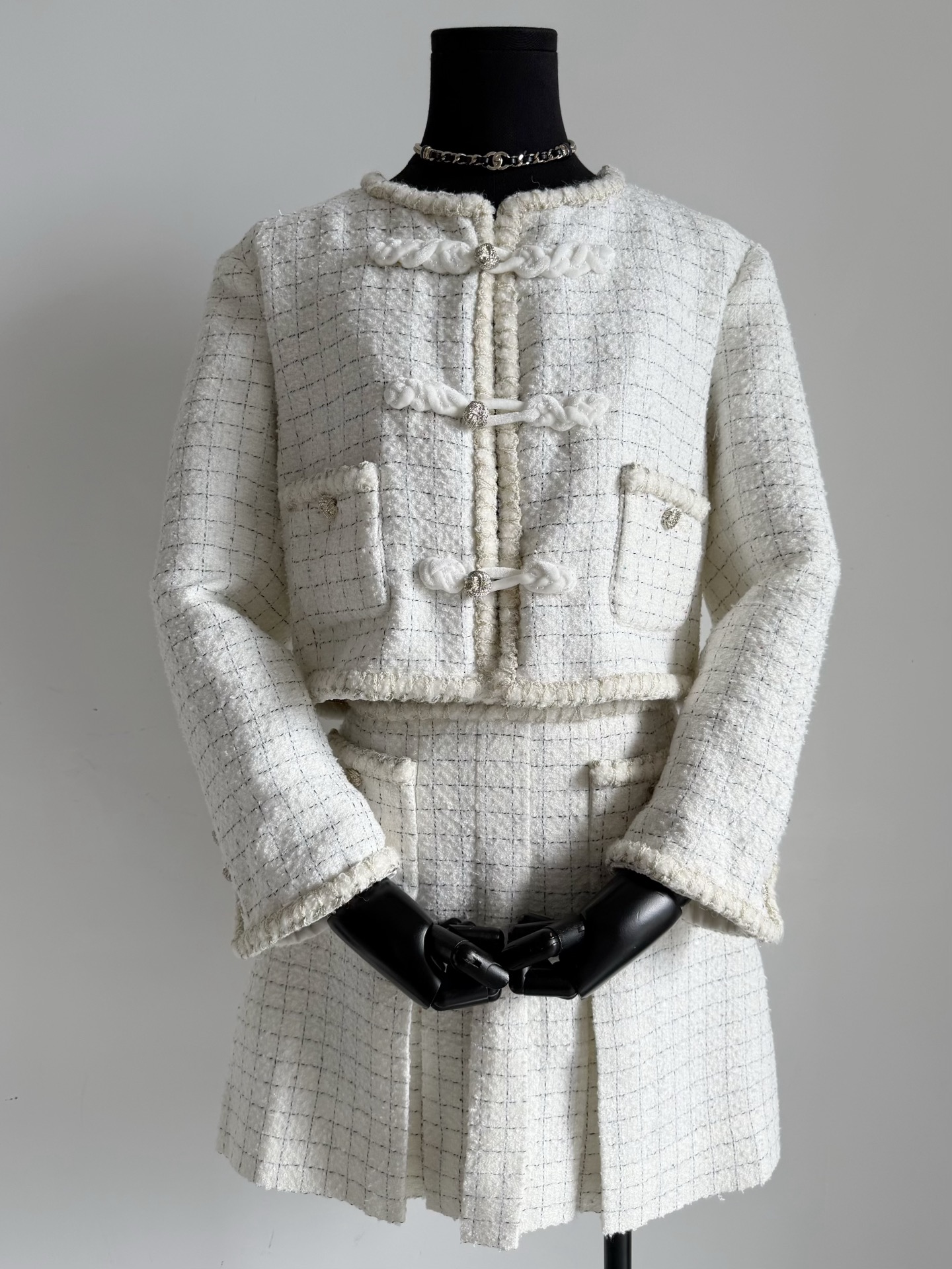 NO:469396,As far as I know, there are one of the few ybs in China. We have a complete set (coat + skirt) in our hands. We buy the right version and develop it very much. Different from the market. The essence of the tailoring of the right version can be restored. Customized rice, apricot wool tweed hides small beads. It has a texture and layering. The whole piece of double-grid pinstripe artificial intelligence auxiliary sewing discs. It integrates the new season of the buckle design and matches the new heavy industry webbing. Super heavy industry hardware buckles, 18m silk lining. Heavy industry singles that can't be finished. Save money when you buy it., skirts, jackets & coats, real silk, alexander wang19860909据我所知国内为数不多的yb 我们手里就有完整一套（外套+裙子） 重金购入对版开发,区别市面 对版剪裁才能还原的精髓 定制米杏色羊毛粗花呢隐藏小定珠 富有肌理感,层次感 全件对格细条纹人工智能辅助缝盘 融合了新一季盘扣设计 和全新重工织带相吻合 超重工的五金扣,18姆真丝内衬 18张图都放不完的重工单品入手就省钱,,skirts,jackets & coats,real silk,alexander wang,Women's clothing