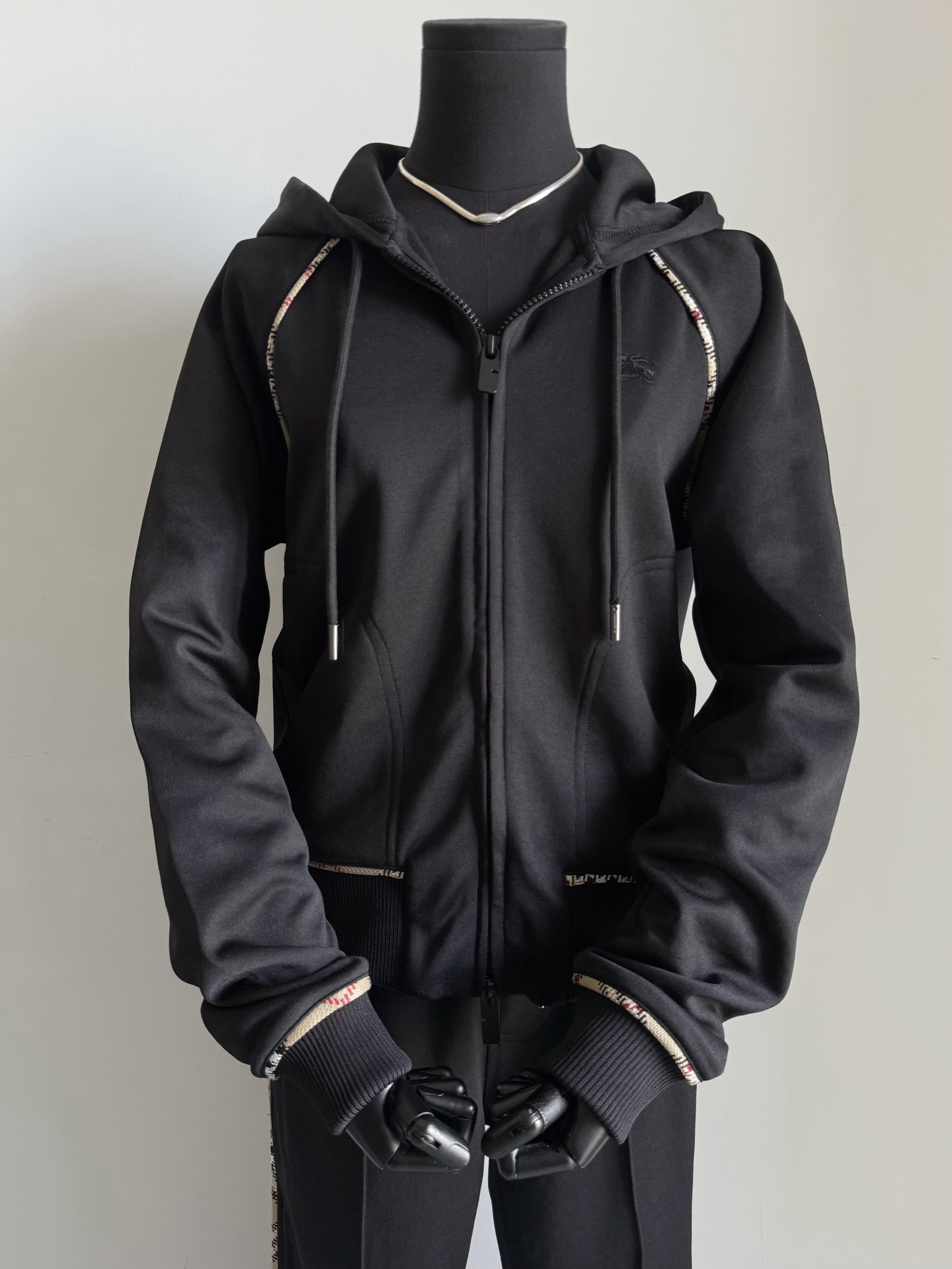 NO:471147,The value of this set of bbr is full of gold!! The low-key and luxurious sports style that old money likes. The jacket-style hooded jacket with slightly flare casual pants. Whether worn separately or in a complete set, it gives people a lot of gold and aesthetics. Customized fabrics refuse to be cheap, including hardware accessories, plaid webbing and pure black soft threads. They can withstand three to five years of outfits without deformation or distortion. I will definitely buy it if I buy it with real photos, Jackets & coats, Jackets & coats, Hats, Alexander wang19860909可以日常也可以运动 bbr这一套含金量是拉满了 !! 老钱们喜欢的低调奢侈运动风 夹克式连帽外套搭配偏微喇休闲裤 不论分开穿还是成套搭 都给人多金又有审美的存在. 定制面料拒绝廉价感 包括五金配件,格子织带 以及纯黑色柔软螺纹 都是经得起三五年穿搭不变形不走样 认准我家实拍入手不亏,,jackets & coats,jackets & coats,hats,alexander wang,Women's clothing