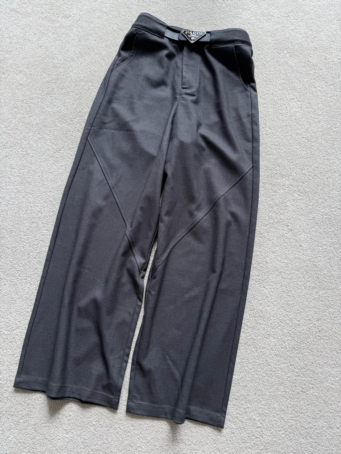 NO:471110,The top-grade suit pants are first updated without cooling. Our main trousers for autumn and winter. Whoever wears the high-end daily style, get a belt. Customized imitation wool suit pants fabric. It has a lot of draping feeling, durable and not easy to get wool. The tailoring is particularly exquisite. Although it is loose, it does not look fat. Whether it is daily or commuting, the texture of this pants is not inferior to the four-digit shopping mall., business suit, alexander wang19860909等不降温率先更新顶级西装裤 我们整个秋冬的主打裤型 谁穿谁高级的日常款,送腰带 定制精仿羊毛西装裤面料 垂坠感十足,经久耐穿不易起毛 剪裁上特别考究,虽说宽松却不显胖 不论是日常还是通勤 这条裤子的质感都不输商场四位数的,,business suit,alexander wang,Women's clothing