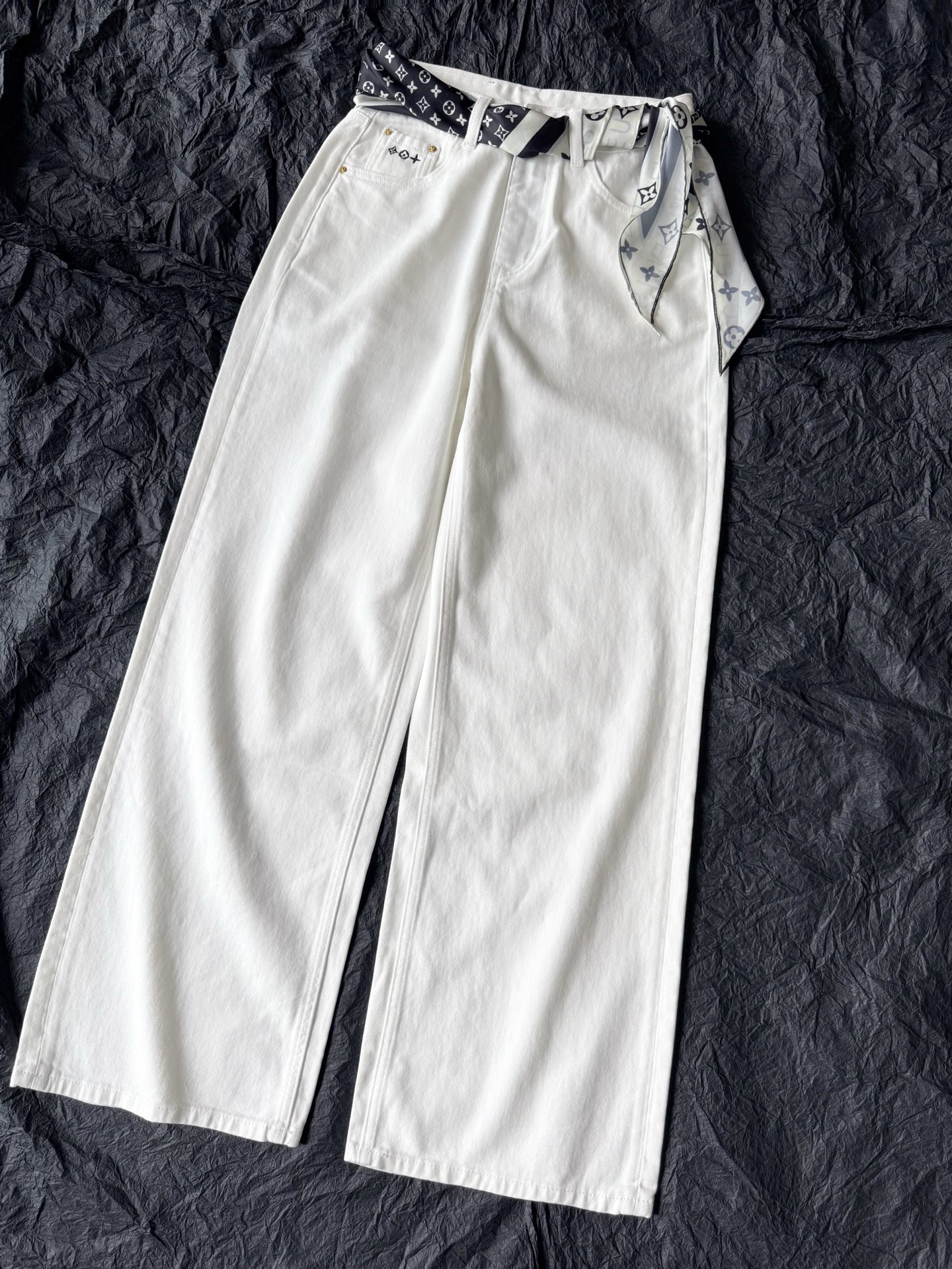 NO:471159,Jeans that were snatched up when they were first put into the warehouse. This pair of jeans is full of cost performance!! When you place an order, you can get a high-quality square scarf, which can be used as a belt or as an accessories alone. Soft and comfortable denim cotton lines are clear, comfortable and not tickled, and straight-leg pants are draped and not bloated. They are the kind of jeans that become softer the more they wash. The scarf used for delivery is very much, which is really saving money. Jeans, alexander wang19860909大货首批入库就被疯抢的牛仔裤 这一条性价比拉满了 !! 下单就送高品质方巾,可当腰带 也可以单独当配饰搭 柔软舒适牛仔棉纹路清晰 上身舒适不扎,也不生硬 直筒裤型垂坠不臃肿 是那种越洗越软的牛仔裤. 配送的丝巾用法特别多实在是省钱了,,jeans,alexander wang,Women's clothing