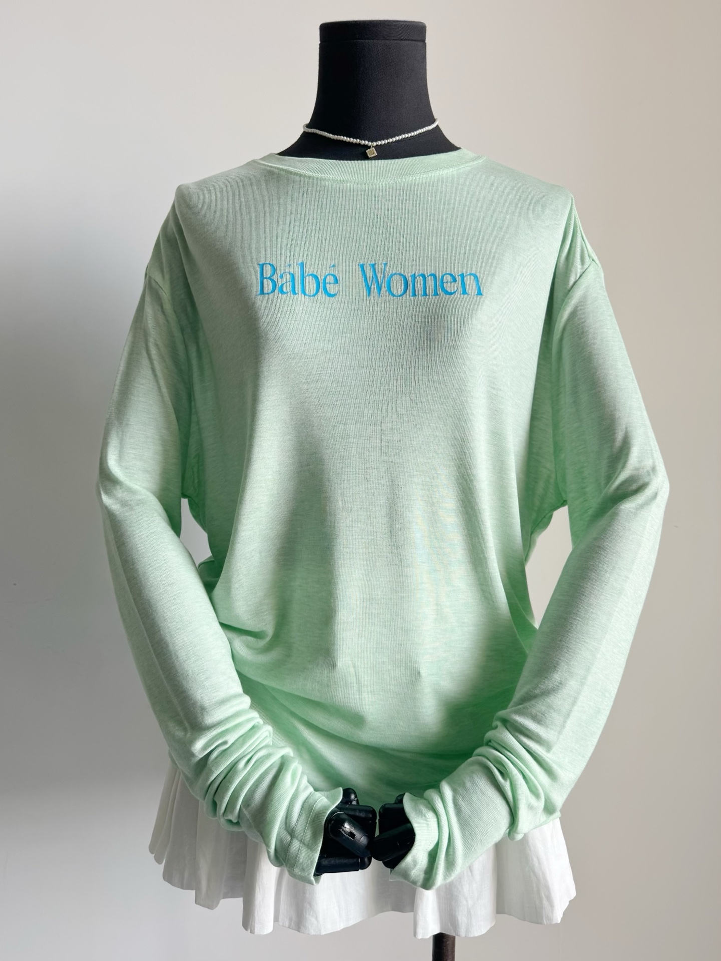 NO:471131,No first come first served from buyers. 'Breathable mask sunscreen long-sleeved tee' Customized saturation asakusa green fabric, delicate skin-friendly and delicate, especially suitable for close-fitting wear. The shoulder-falling design does not show any flesh at all. The upper body turns into a paper piece in seconds, and loses five pounds. Refuse to bring good aesthetic items on the street. Alexander wang19860909免去买手店先到先得 “会呼吸的面膜防晒长袖tee” 定制饱和度一致浅草绿面料 亲肤细腻特别适合贴身穿 落肩设计完全不显肉 上身秒变纸片人,瘦五斤 拒绝烂大街自带好审美的单品,,alexander wang,Women's clothing