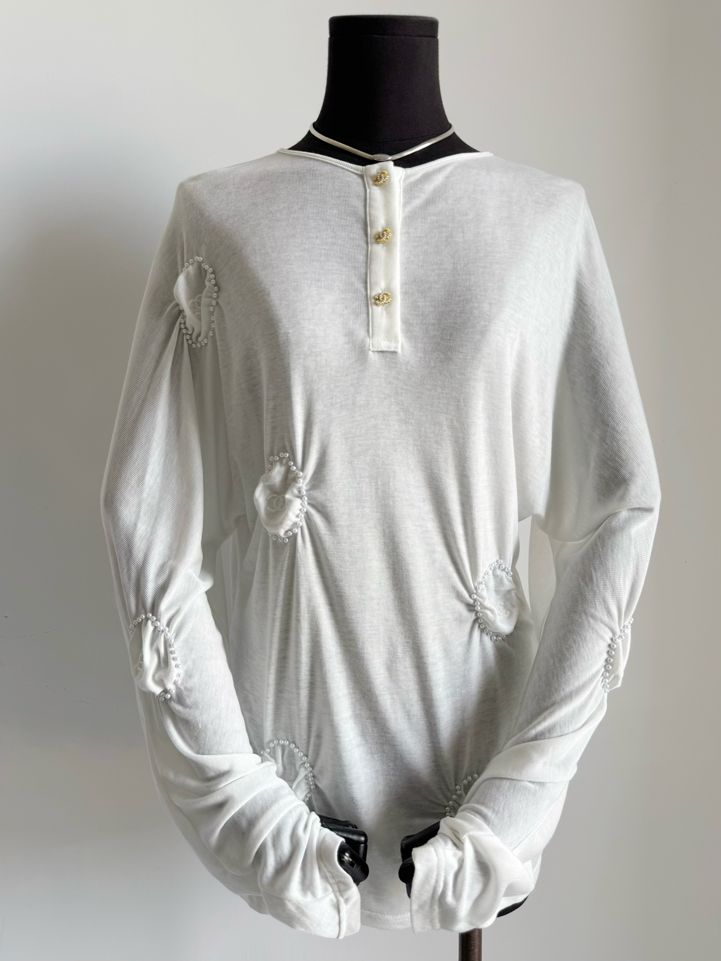 NO:471119,The privately hidden private server has finally been made. I didn’t know it was so troublesome before I did it. The whole piece of handmade parts is very much, time-consuming and labor-consuming. I bought it and it is a piece of bottoming out!! Customized 'breathable thin mask fabric' and I feel breathable through the screen. The whole piece of hand-sewn wrinkles and pearls and beaded double C logo takes time and effort. Three-piece opening and closing buckles can be used at will, alexander wang19860909私藏的心头爱私服终于做出来了 没做之前不知道如此麻烦 整件手工部分特别多,耗时耗力 买到就是赚到的一件打底 !! 定制“会呼吸的轻薄面膜面料” 隔着屏幕也感受到透气 整件手工缝制褶皱加珍珠 以及串珠的双C小logo耗时耗力 三粒开合扣多种穿法任意驾驭,,alexander wang,Women's clothing