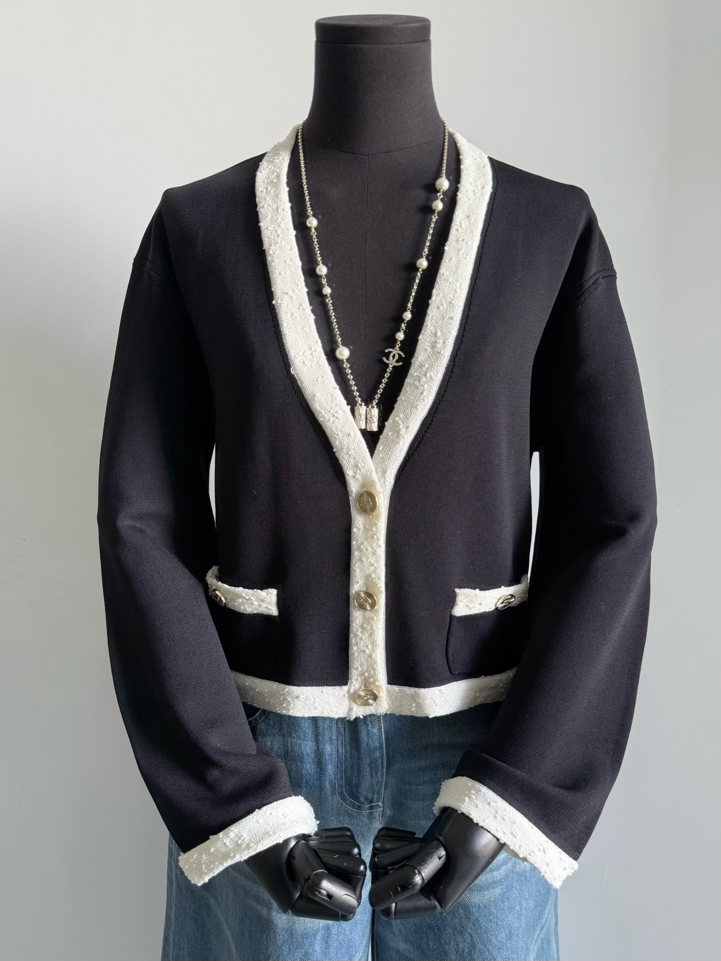 NO:472066,The classic panda color scheme series has made a comeback and has an economical beauty ~~ A new interpretation of classic black and white color schemes. Waist-closed cardigan/short cardigan/short sleeves/vlamps. We bought them one by one. The new style is short-sleeved and widened. It is very suitable for Asian figures, beautifying proportions. The drape is tight weaving. Thick and breathable, and it is durable. It is comparable to a tweed jacket. Jackets & coats, T-shirt, alexander wang19860909熊猫配色系列经典卷土重来 有一种经济上行的美 ~~ 经典黑白配色全新演绎 收腰开衫/短开衫/短袖/背心 我们都一一买齐 新款版型偏短袖子加长加宽 非常适合亚洲人身材,美化比例 富有垂坠感的紧密织法 厚实又有透气性,经久耐穿 堪比一件粗花呢外套,,jackets & coats,T-shirt,alexander wang,Women's clothing