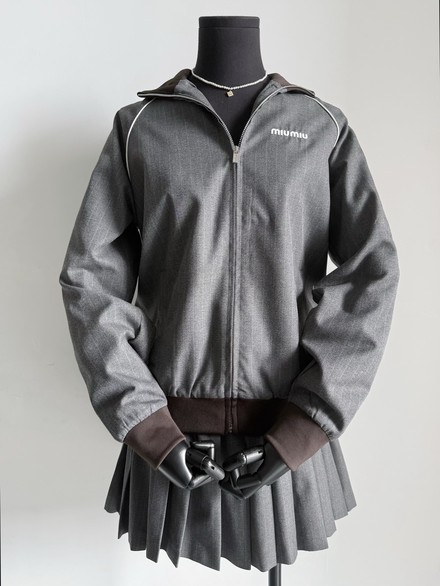 NO:472051,The ordering will be a set that I have been booking for a long time, and I can’t put it down when I get the real product!!! A wool suit jacket that can be worn for a lifetime has reached a new level this year. The dark brown atmosphere thread is spliced, and the customization is insisted on rejecting cheap and stiff threads on the market. The materials are huge and it doesn’t pick on the figure and gender. You can get the style of a large manufacturer. Recommended to pack it with series pleated skirts and wear it with celebrities and celebrities., skirts, jackets & coats, business suit, alexander wang19860909订货会预订了很久的一套 拿到实物更是爱不释手了 !!! 可以穿一辈子的绵羊毛西装外套 今年更是美出新高度 拼接深棕色氛围感螺纹 坚持定制,拒绝市面廉价生硬螺纹 用料巨大不挑身材和性别 大厂版型你们上身就能get到 推荐和系列百褶裙一起收 和明星红人们一起穿上,,skirts,jackets & coats,business suit,alexander wang,Women's clothing