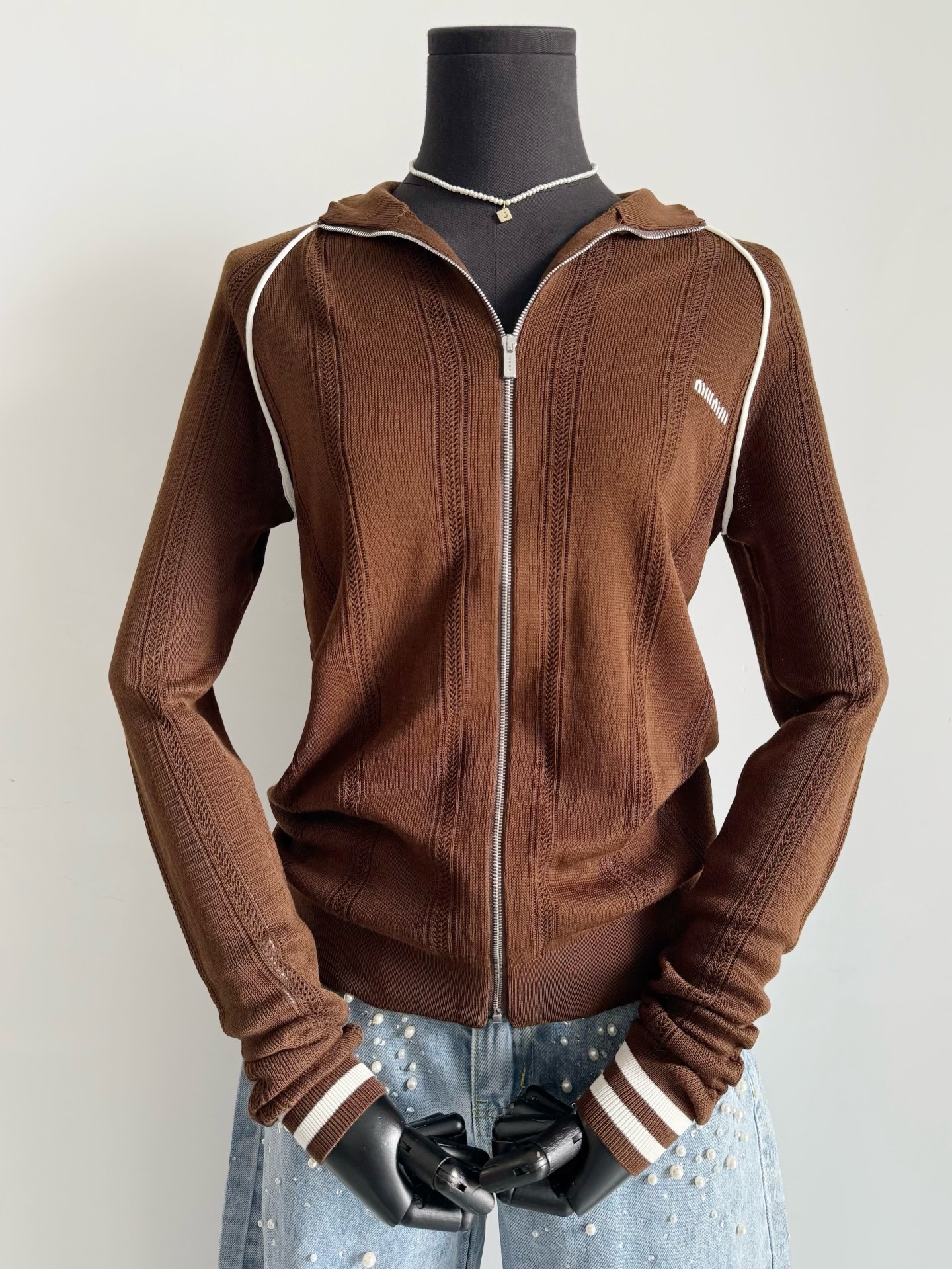 NO:473282,A small shirt that was urged by old customers. I bought yb and found out that it is very thin and soft linen cotton. It can be used as a sunscreen in summer ~~ Many of the things on the market are made of thick versions at a glance. Customized dyed cotton wool has no color difference. The saturation is just right, and it looks white. Splicing design, thread closing and teenager feel. Easy to overdo the summer to early autumn, alexander wang19860909被老顾客们催更的一件小衫 买了yb才知道是很轻薄柔软的亚麻棉 夏天可以当防晒的级别 ~~ 市面很多做的都是厚实版一眼jia 定制定染棉质毛料无色差 饱和度刚刚好,很显白 拼接设计,螺纹收口又有少年感 轻松过度夏天到早秋,,alexander wang,Women's clothing