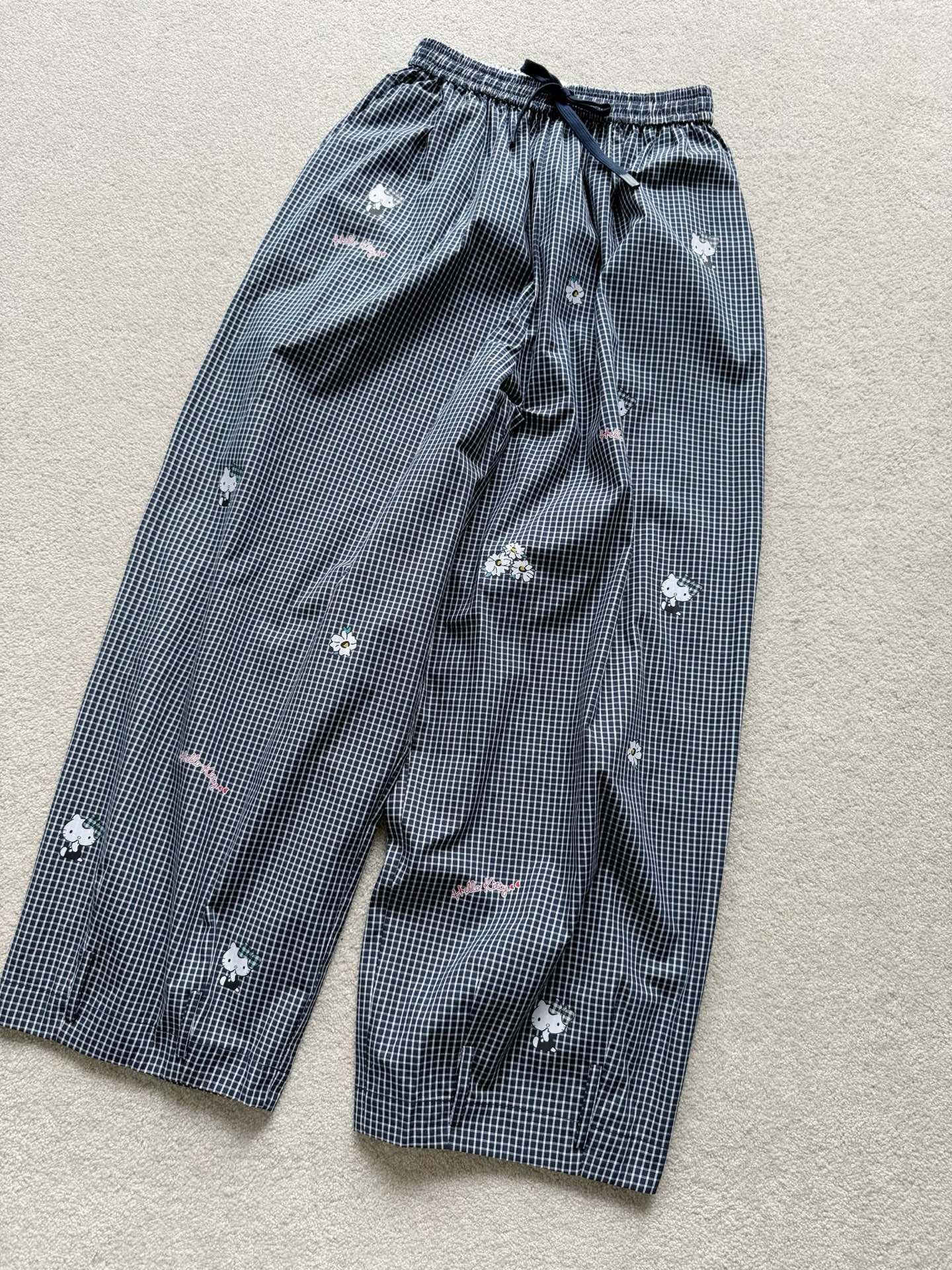 NO:473288,The first pair of plaid pants this year was handed over to YOSHUYUKI. The physical objects captured my heart ~~ Customized plaid fabrics, front and back tailoring are all about plaids, which are different from cheap versions on the market. The full kitty joint print is also a positioning, not picking the legs at all, pear-shaped figure magic pants, alexander wang19860909今年第一条格子裤交给YOSHUYUKI 实物狠狠俘获我的心 ~~ 定制格纹面料 前后剪裁都是对格纹的 区别市面廉价版本. 全件kitty联名印花也是定位 完全不挑腿型,梨形身材的神裤,,alexander wang,Women's clothing