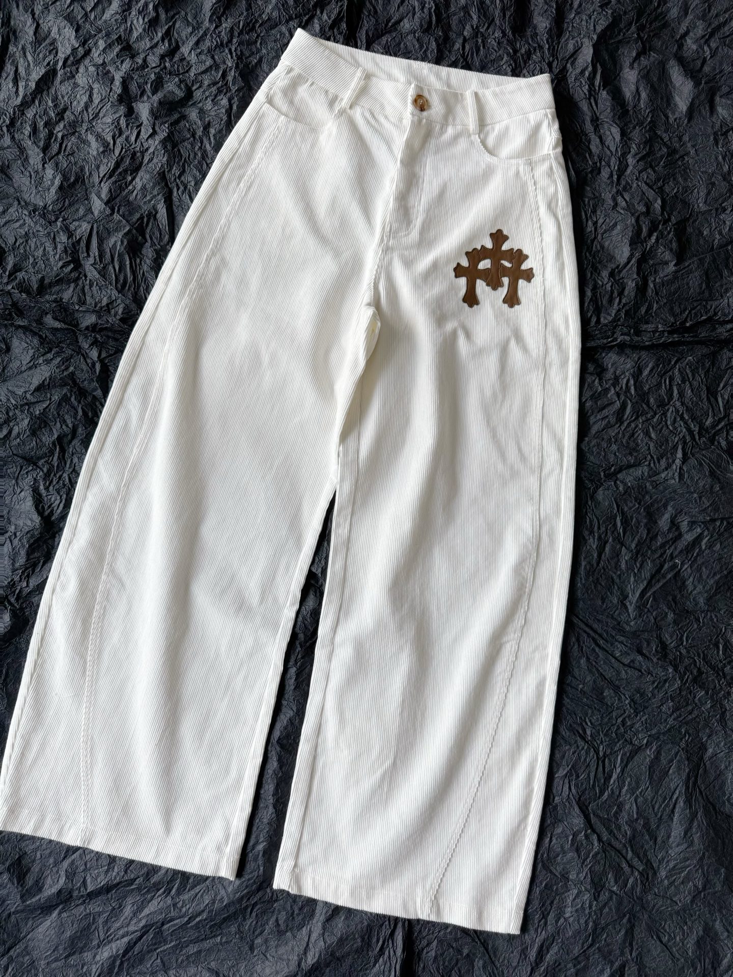 NO:473295,Thin corduroy jeans that can be worn all year round This texture is really hard to come by ~~ Definite rice apricot corduroy fabric. After soft washing, it is comfortable to wear and skin-friendly and not sweaty. What is important is the cut of the scimitar pants and perfectly tolerate all kinds of imperfect leg shapes. American retro and fashionable, brown leather cross embroidery, jeans, alexander wang19860909一年四季都能穿的轻薄灯芯绒牛仔裤 这种质感确实是可遇不可求 ~~ 定织米杏色灯芯绒面料 经过柔软洗水,穿着舒适亲肤不闷汗 重要的是弯刀裤版型剪裁 对各种不完美腿型完美包容 美式复古时髦,棕色拼皮十字花刺绣,,jeans,alexander wang,Women's clothing