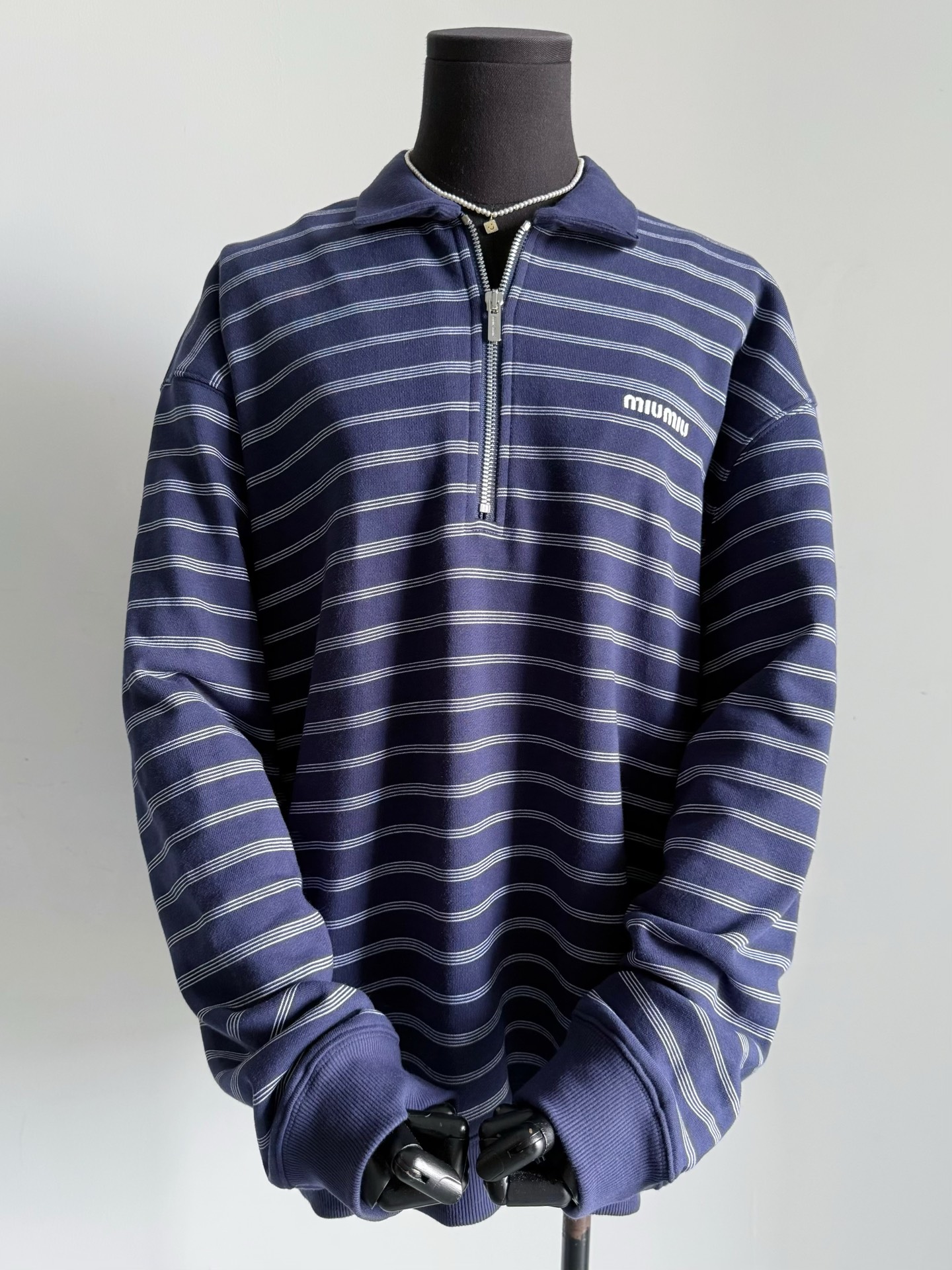 NO:473306,The practical polo sweatshirt with no need to say anything. The loose fitting with a youthful look. It can be shared with the family. ~~ Customized deep hidden blue coil fabric is washable and durable. The threads of the box are dyed in a fixed manner, soft and elastic. You can see the fine mattresses in the front and back. Including the accuracy of embroidery, it is not a model that can be produced by small factories on the market., hoodie, sweatshirts, alexander wang19860909无需多言的实穿主义polo卫衣 颇有少年感的宽松版型 可以和家属共享的一件 ~~ 定制深藏蓝大线圈面料耐洗耐穿 包缸定染的螺纹,柔软有弹力 看得到前后精细对格 包括刺绣的精准程度 都不是市面小厂随便能出的款,,hoodie,sweatshirts,alexander wang,Women's clothing