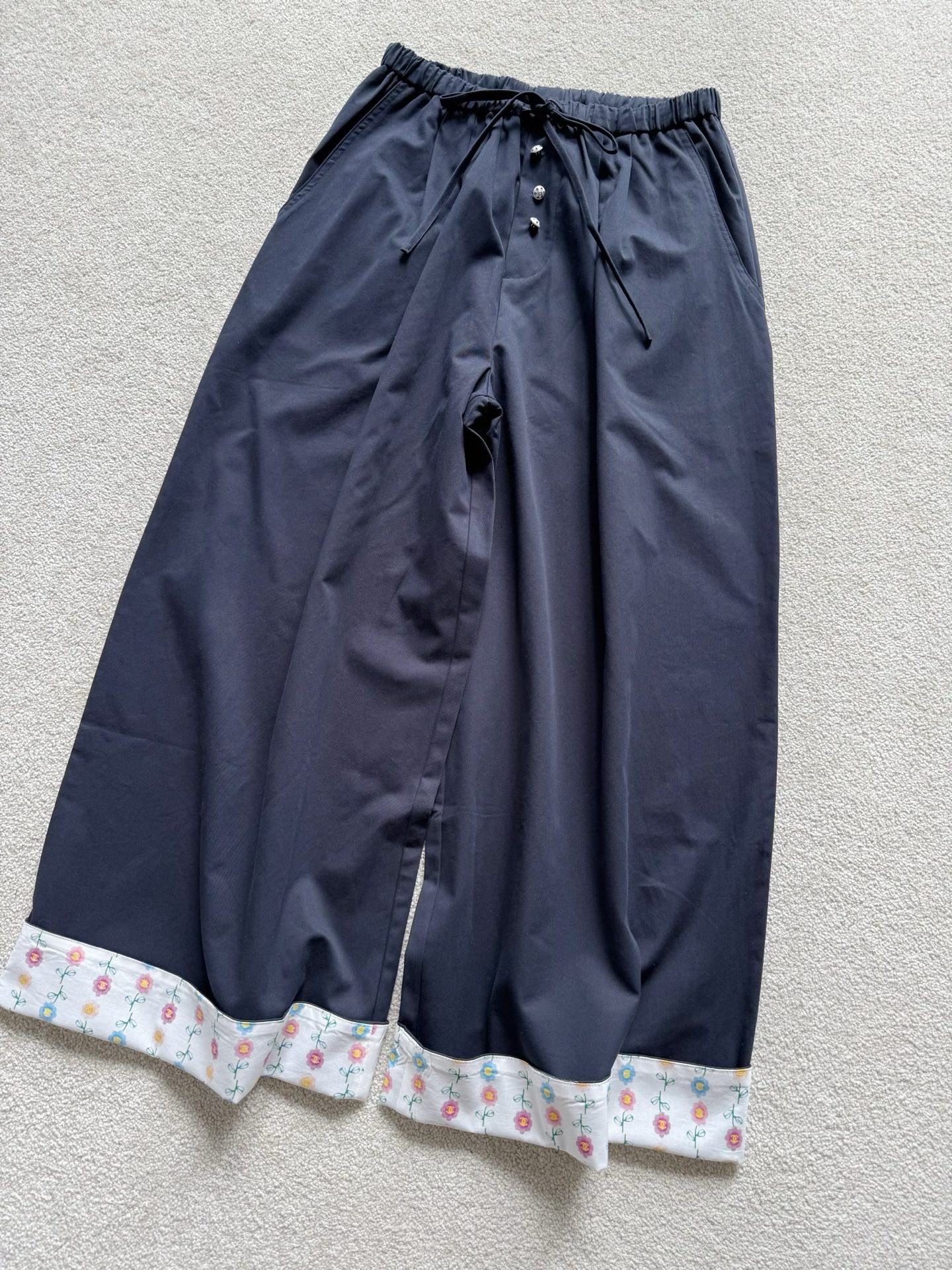 NO:474124,I'm not waiting for September at all. This new wide-leg pants have written my name!! I recommend you all pear-shaped baby boys to hurry up. I can't let go of the body. The pants are just right. The loose drapes make you look slim. The small lace on the hem can be turned up elegantly and fashionable. The elastic waist can be drawn. The small buttons of the middle-aged hardware are so cute. The deep blue is also more pleasing than daily pants. Alexander wang19860909完全等不到9月了 这条新品阔腿裤写了我的名字 !! 推荐各位梨形身材的宝子赶紧冲 实物上身爱不释手,恰到好处的裤长 宽松垂坠特别显瘦 下摆小花边可翻起来优雅时髦 搭配松紧腰可抽绳 中古五金小扣子爱不释手 深藏蓝也比日常的裤子更耐看,,alexander wang,Women's clothing