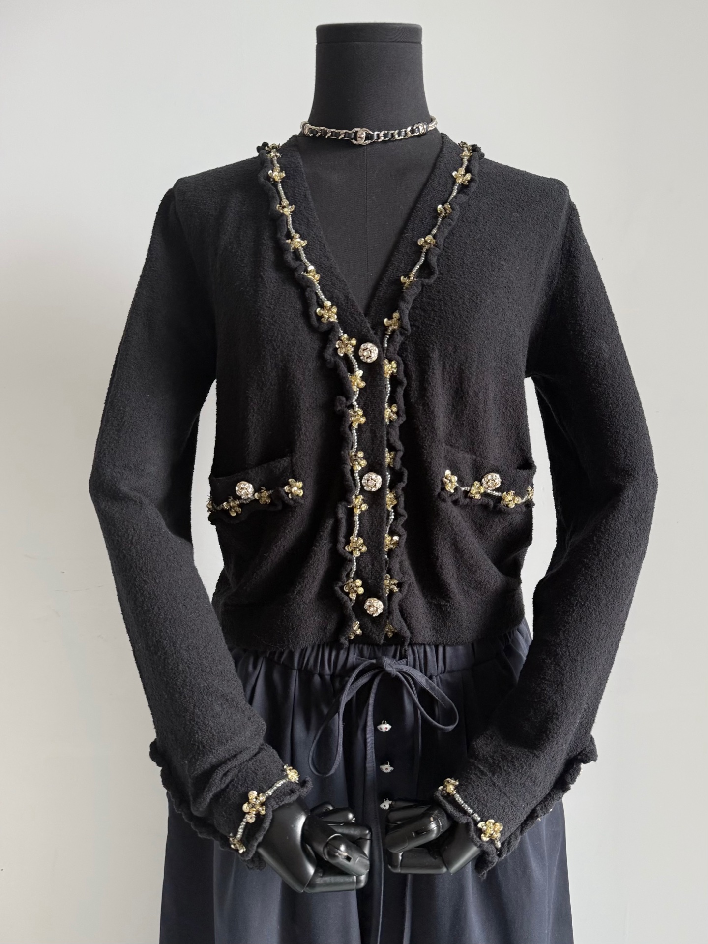 NO:474134,A knitted shirt that is absolutely not ordinary. I only realized that it was so thin and breathable when I got the actual product. The overall feel is similar to the linen cotton material. It will not be stuffy at all, nor will it be heavy. This period of the craftshop is really good at it!! A piece that is very practical to wear in daily life. Heavy industry beads and flowers sewn. Each piece takes more than 4 hours for people to look slim and high-end. Whoever wears it will be white and beautiful, alexander wang19860909绝不普通的一件针织小衫 拿到实物才知道原来如此轻薄透气 整体和亚麻棉材质差不多手感 完全不会闷,更不会厚重 手工坊这一期真的好用心 !! 日常很实穿的一件 重工串珠加花朵缝制 每一件都耗时4小时以上人上身显瘦又高级,谁穿谁白富美,,alexander wang,Women's clothing